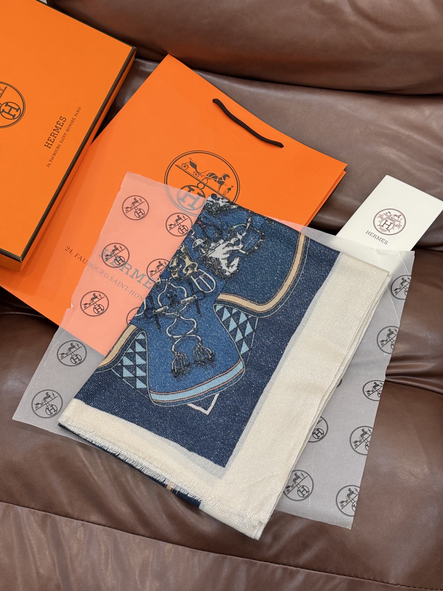 会发光发亮的围巾 羊绒新款🆕👏买了都说好看‼️推荐💕爱马仕羊绒方巾，顶级工艺超值‼️爱马仕专柜爆款🎁💟立