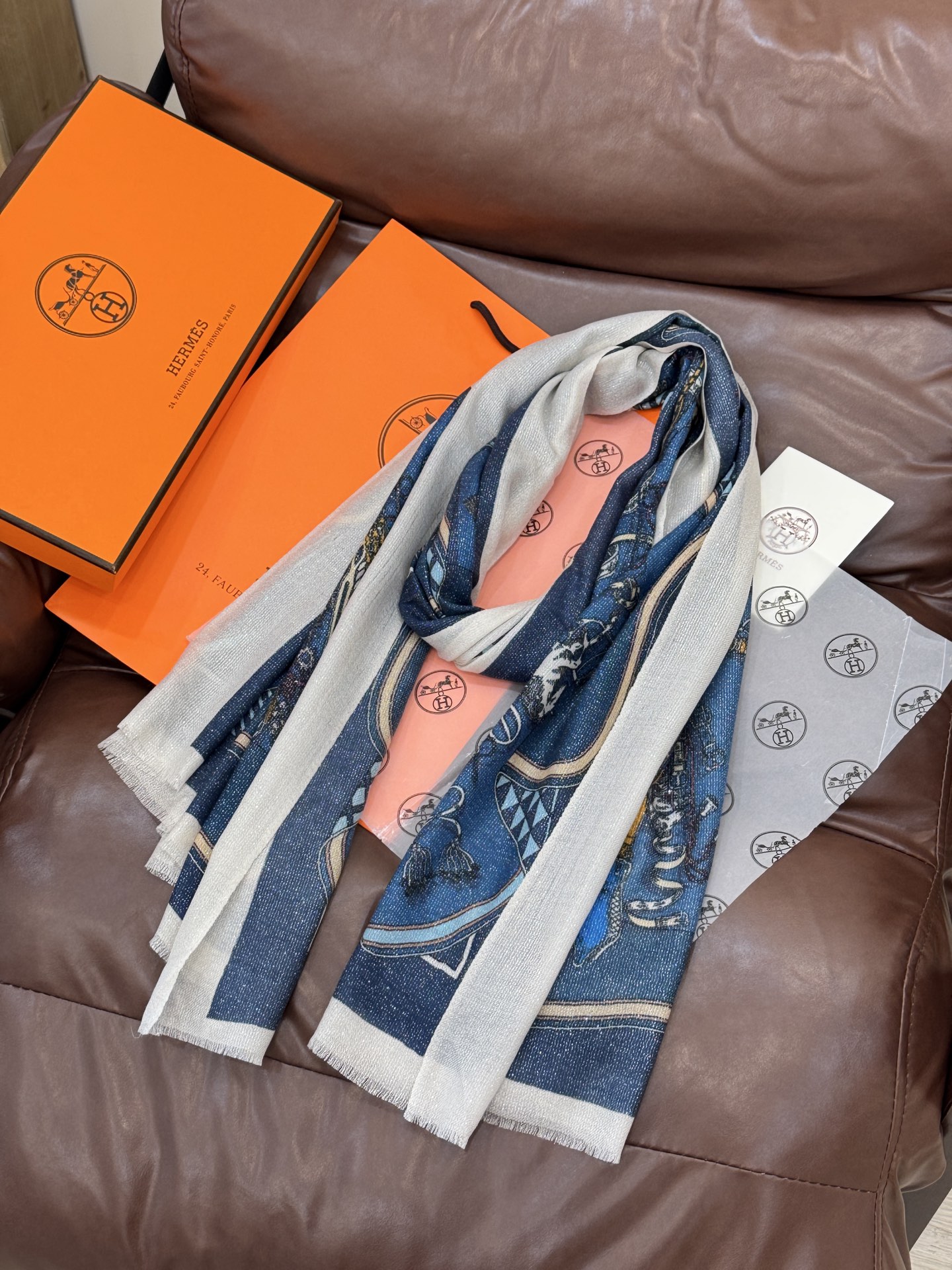 会发光发亮的围巾 羊绒新款🆕👏买了都说好看‼️推荐💕爱马仕羊绒方巾，顶级工艺超值‼️爱马仕专柜爆款🎁💟立