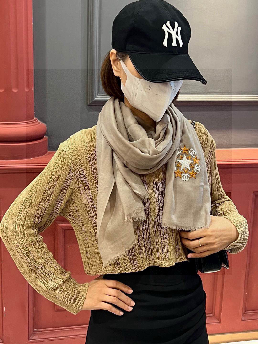 NO:532944,Chanel star series. The masterpiece of the following. Chanel takes you to sit on the rocket and watch the Star counter. This year, the exclusive collection is all. Exclusive. Extremely high-quality and extremely high-quality counter goods are rare to take out to cherish. Each one is made of high-altitude cashmere. Each one is rolled up. The clearness of the water ripples is extraordinary. I sell it at this price and I am very conscientious. The counter is at least 10,000. The cashmere feels so good that it is crying. Be careful to use the low-end impersonation. However, the quality is that it cannot be impersonated and all the embroidery logos are secretly manufactured by imported machines. Size 200*80cm high-version scarf, high-version scarf, chanel19860909Chanel star系列.繼後的力作.chanel載你們坐著火箭看星星專櫃今年在內蒙外貿工廠下的單.獨家全收.極高品質極高專櫃貨難得拿出來珍惜珍惜..每條都是採用高山羊絨.每條都是自來卷.水波紋清晰度非比尋常.我賣這價真心良心價.專櫃最少10000. 山羊絨手感好到哭.小心拿低端冒充.不過品質是冒充不來的刺繡logo全部進口機器秘密製造.Size200*80cm高版本围巾,高版本围巾,chanel,scarf