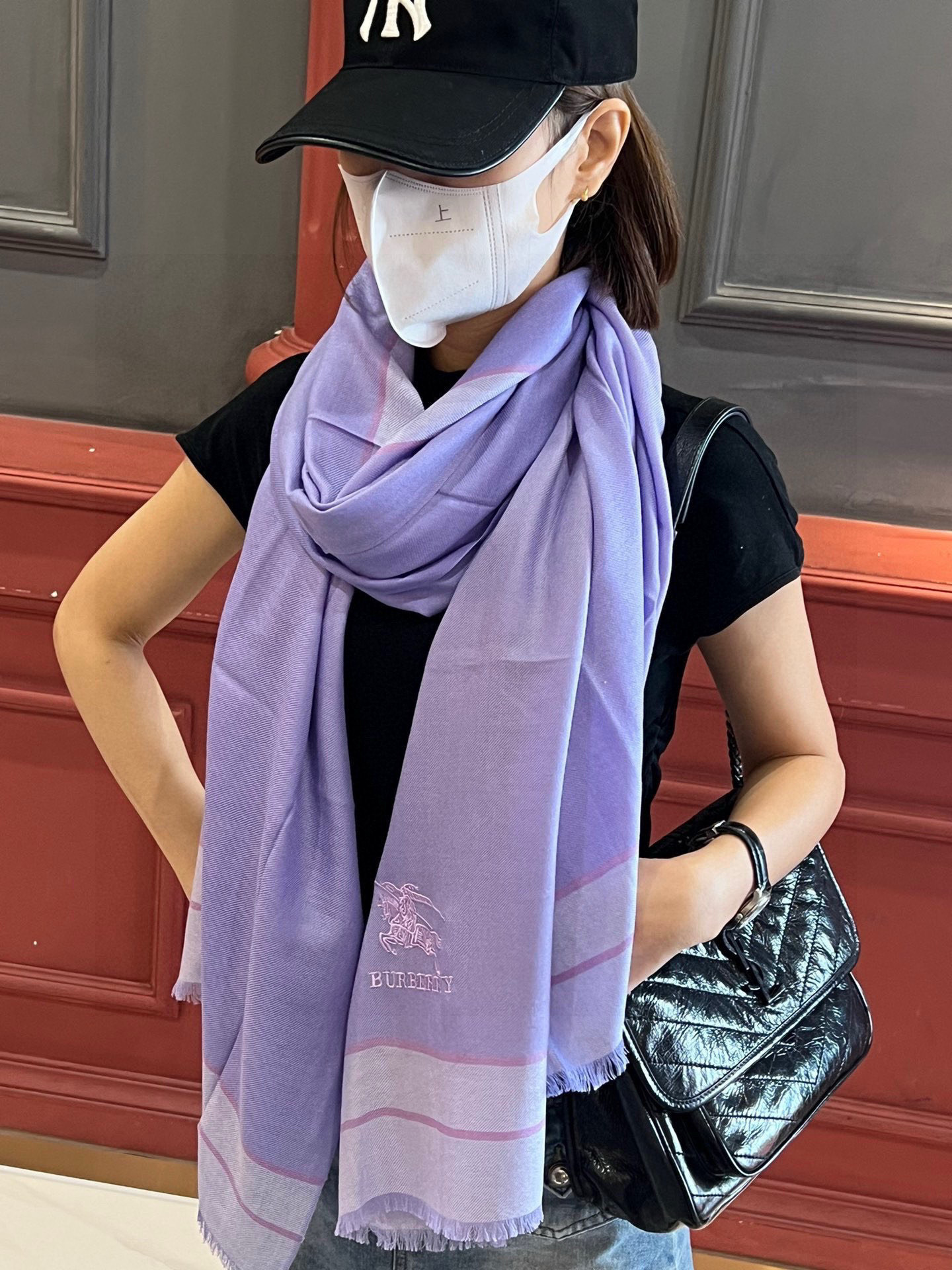 NO:532888,Burberry light plaid scarf has been shipped, with exquisite horse label embroidery logo and exquisite production craftsmanship. First, select the best ultra-fine wool fibers, pure hand-combed, and then soaked in clear spring water to make the wool fibers present a unique fluffy texture. Finally, with the examined imprinting and ironing technology, a luxurious and soft surface luster is created. It is more casually matched. Professional dry cleaning. It feels so good that it feels so good that it is a high-end scarf, a high-end scarf, and a burberry.19860909巴宝莉轻盈格纹围巾最新款出货了,精美马标刺绣logo,精湛制作工艺.首先臻选上乘的超细羊毛纤维,进行纯手工精梳处理,再进行清泉水浸泡涤荡,使羊毛纤维呈现出独特的蓬松质感；最后以考察的压印与熨烫工艺,缔造奢华柔和的表面光泽.更显随意性搭配.专业干洗.手感好到爆高版本围巾,高版本围巾,burberry,scarf