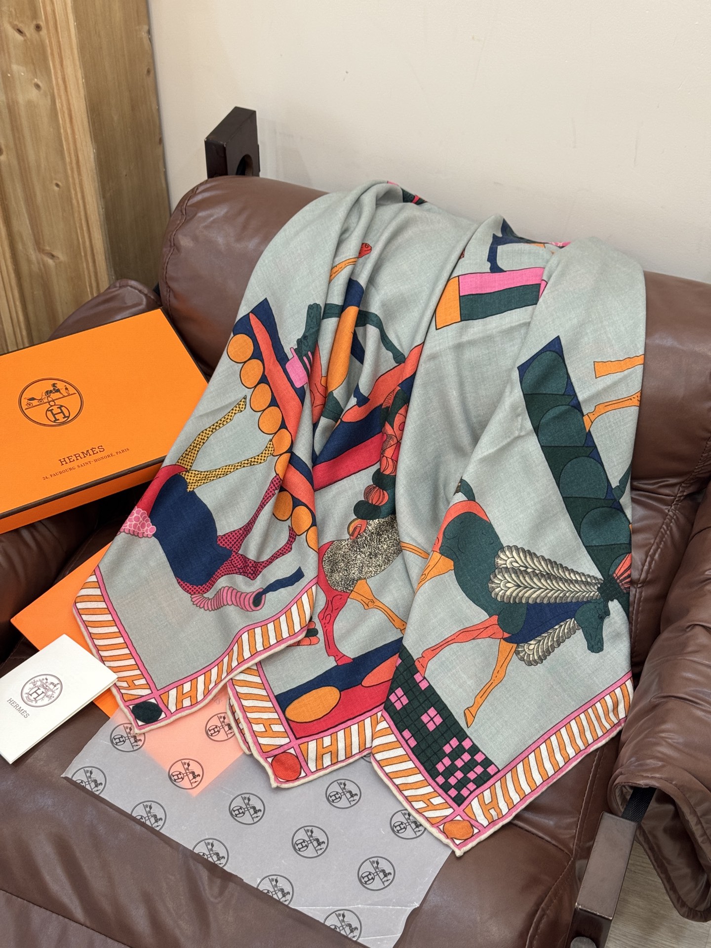 “全速前进”140双面丝毛披肩手工卷边丝毛方巾（30%桑蚕丝70%羊毛）这款经典单品展现强大而迷人的女性