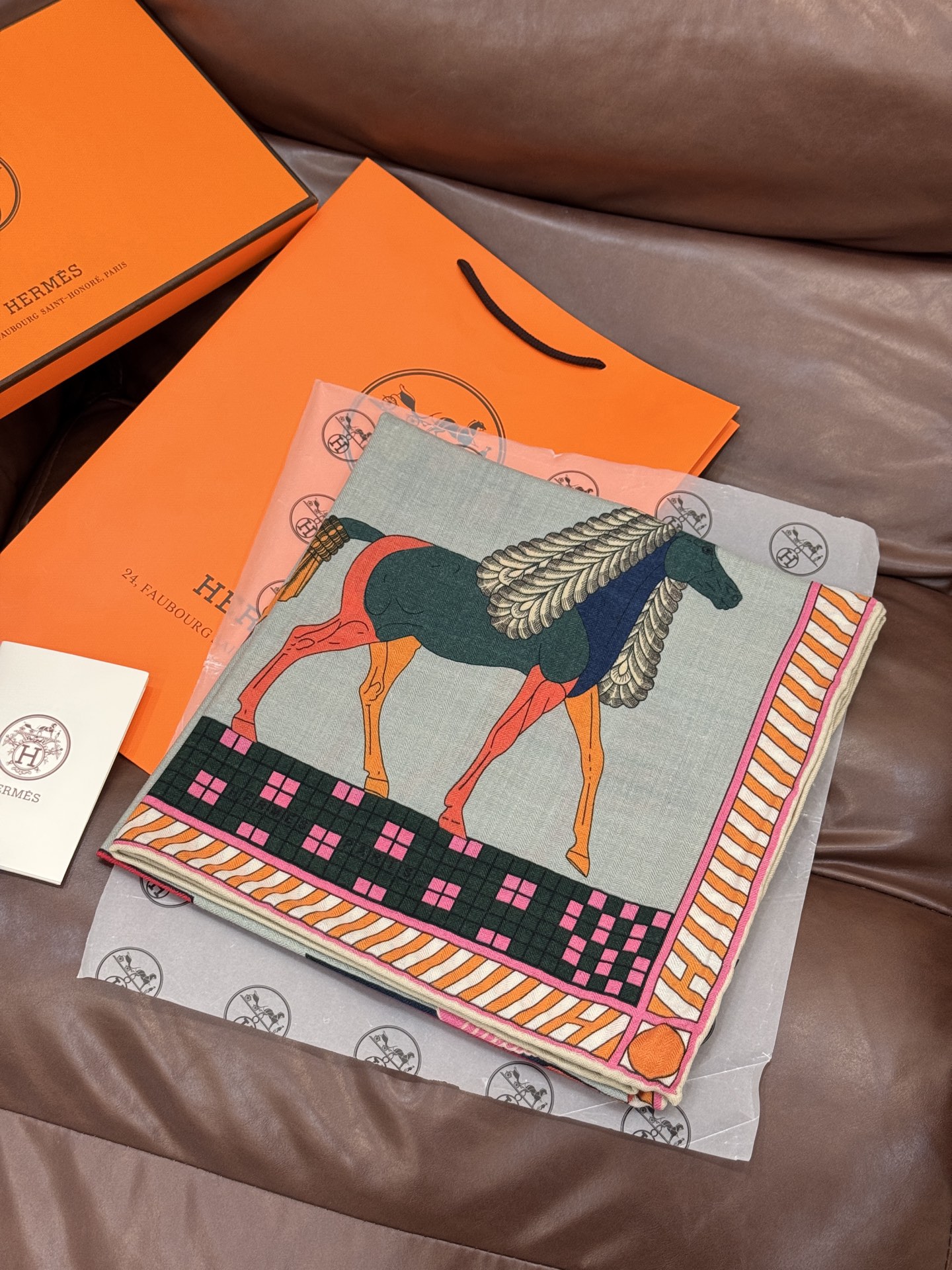 “全速前进”140双面丝毛披肩手工卷边丝毛方巾（30%桑蚕丝70%羊毛）这款经典单品展现强大而迷人的女性