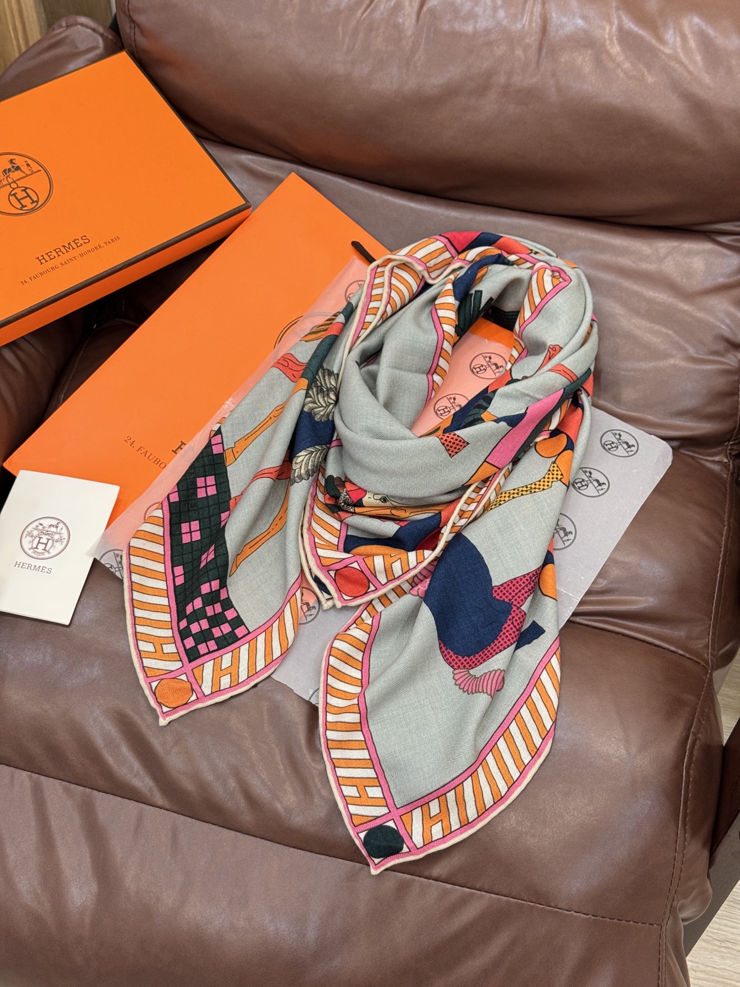 “全速前进”140双面丝毛披肩手工卷边丝毛方巾（30%桑蚕丝70%羊毛）这款经典单品展现强大而迷人的女性