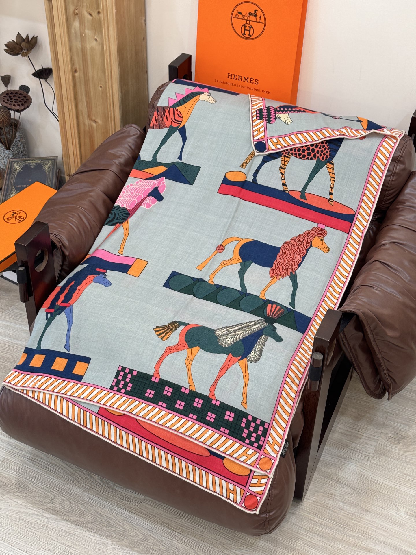 “全速前进”140双面丝毛披肩手工卷边丝毛方巾（30%桑蚕丝70%羊毛）这款经典单品展现强大而迷人的女性