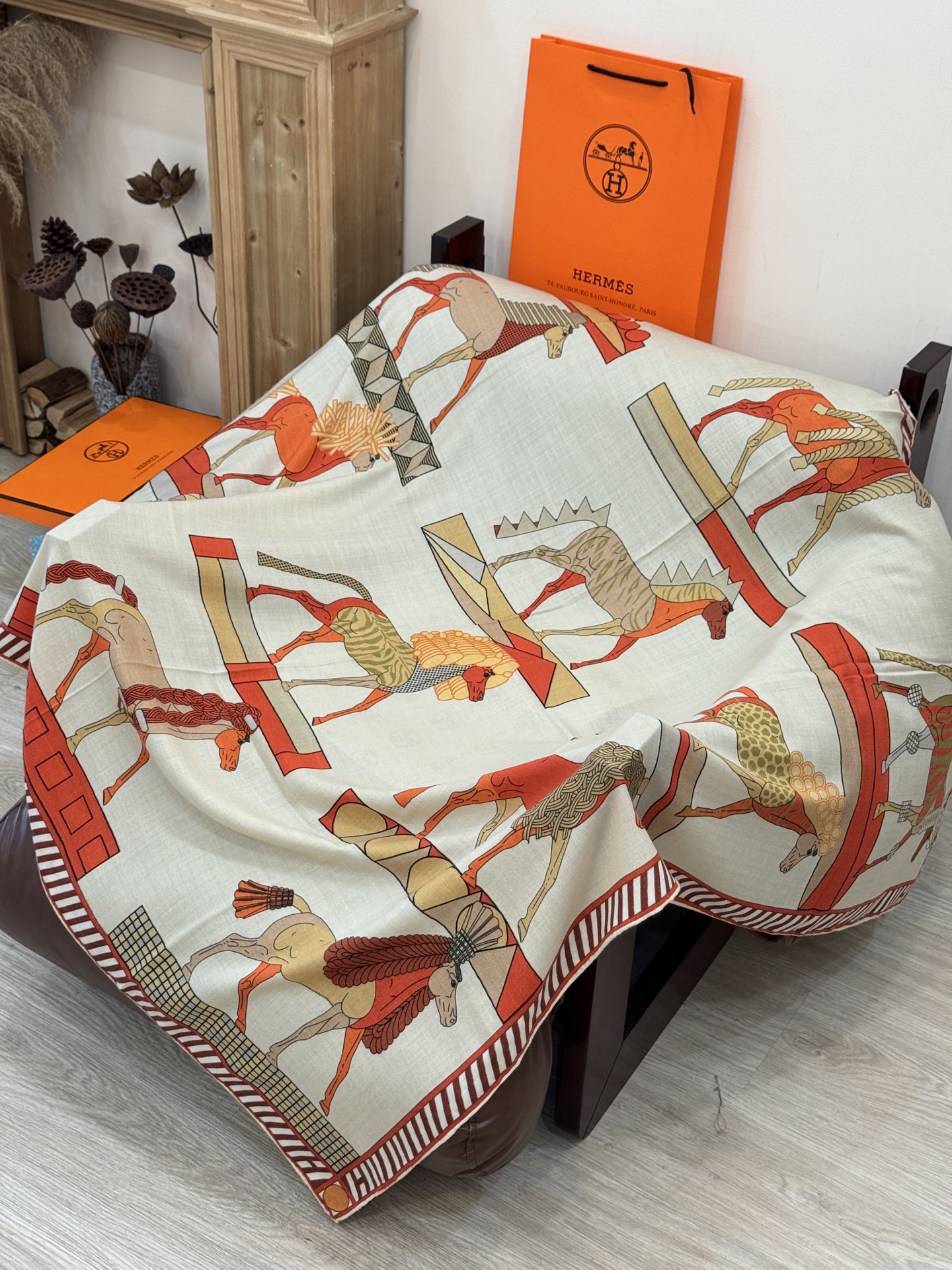 “全速前进”140双面丝毛披肩手工卷边丝毛方巾（30%桑蚕丝70%羊毛）这款经典单品展现强大而迷人的女性