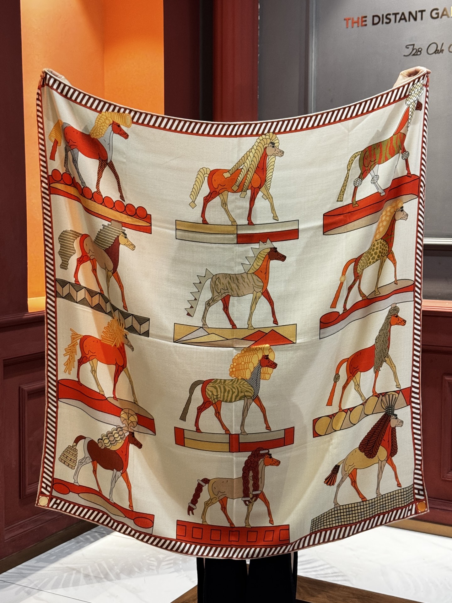 “全速前进”140双面丝毛披肩手工卷边丝毛方巾（30%桑蚕丝70%羊毛）这款经典单品展现强大而迷人的女性