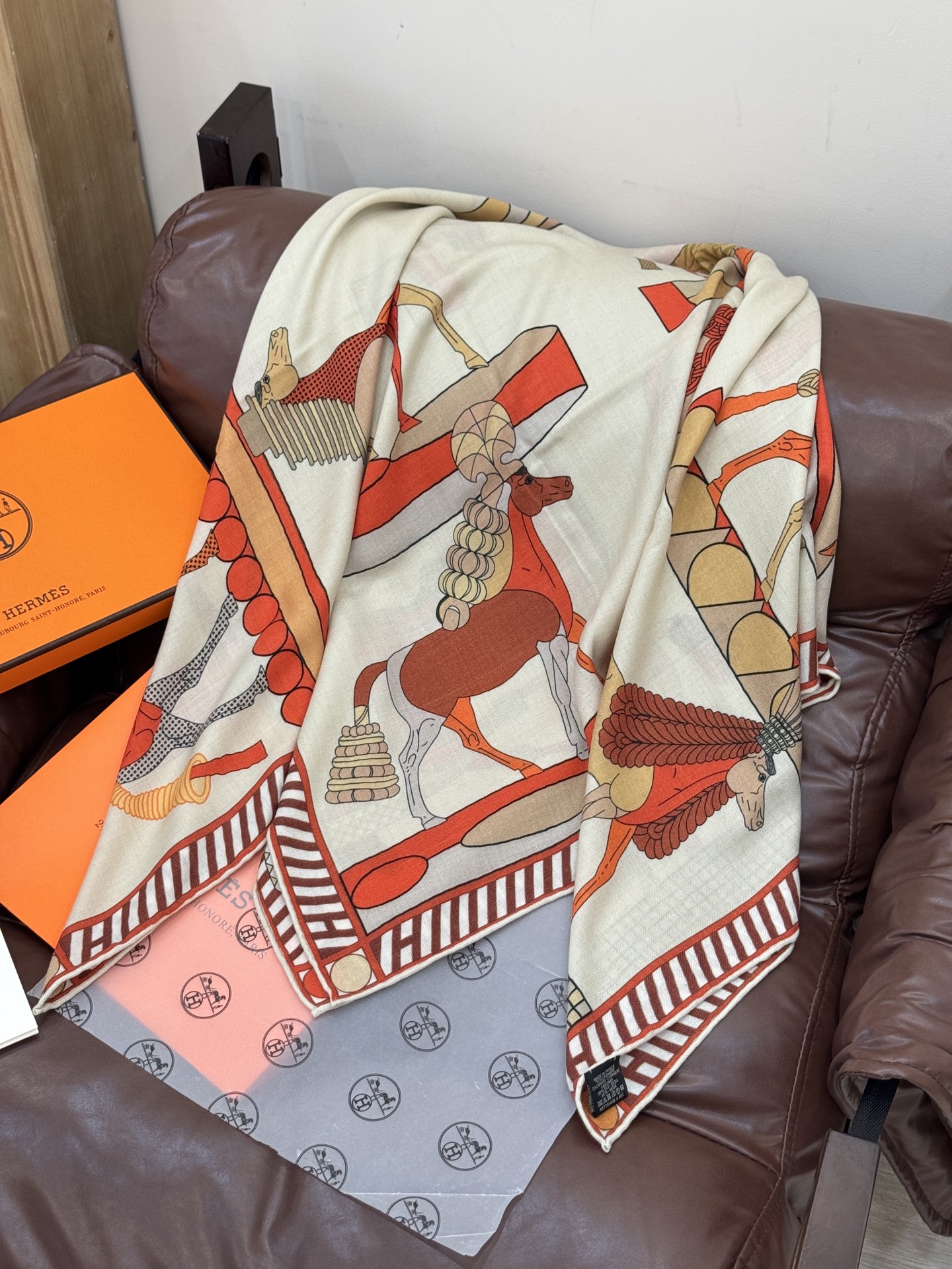 “全速前进”140双面丝毛披肩手工卷边丝毛方巾（30%桑蚕丝70%羊毛）这款经典单品展现强大而迷人的女性