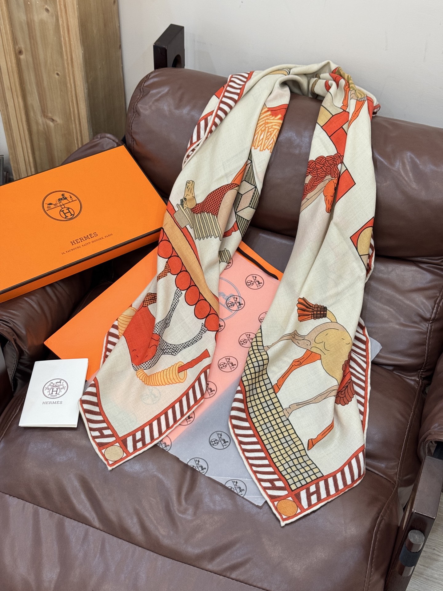 “全速前进”140双面丝毛披肩手工卷边丝毛方巾（30%桑蚕丝70%羊毛）这款经典单品展现强大而迷人的女性