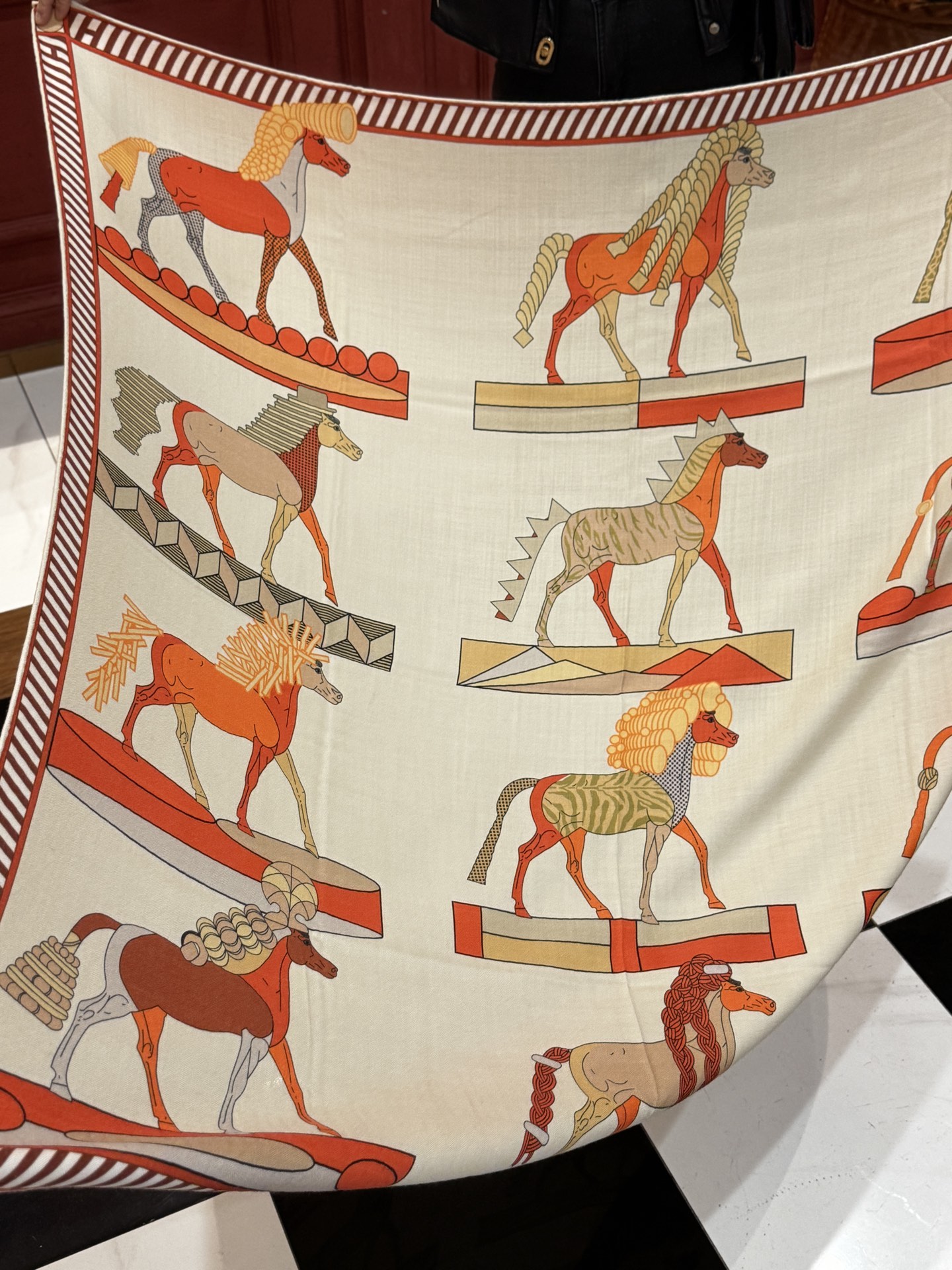 “全速前进”140双面丝毛披肩手工卷边丝毛方巾（30%桑蚕丝70%羊毛）这款经典单品展现强大而迷人的女性