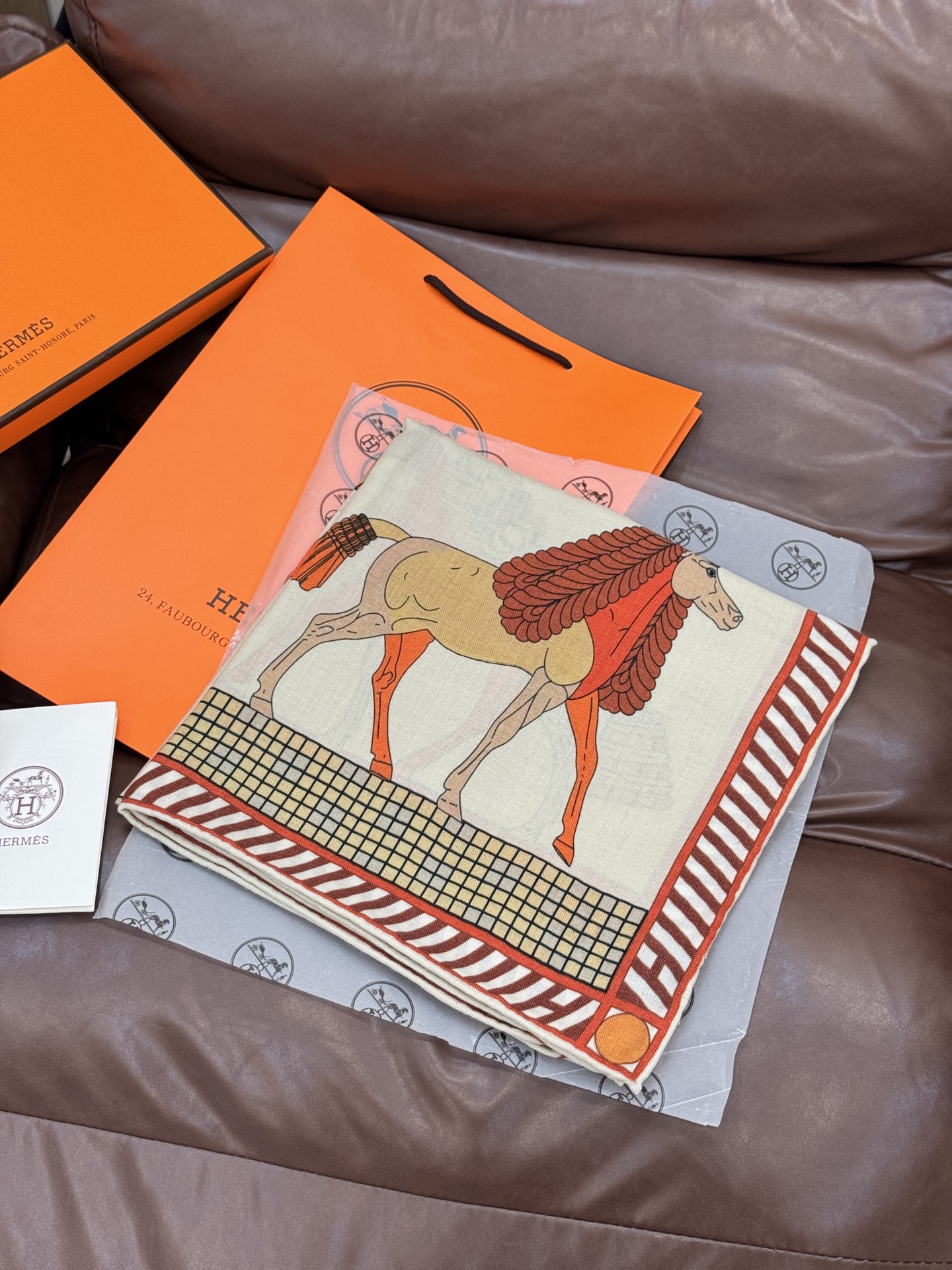 “全速前进”140双面丝毛披肩手工卷边丝毛方巾（30%桑蚕丝70%羊毛）这款经典单品展现强大而迷人的女性