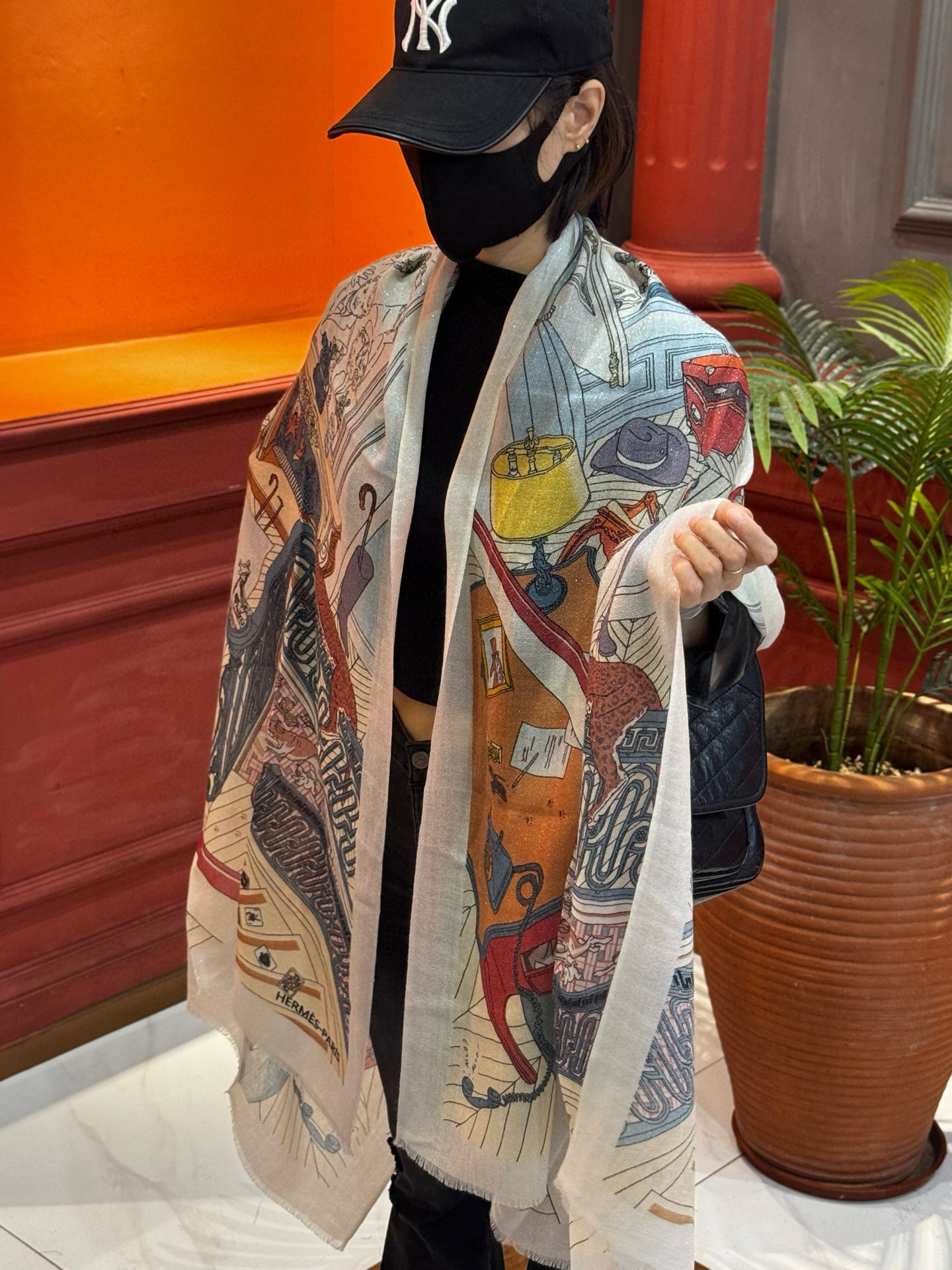 NO:532945,The scarf that will shine. Hermes counter synchronously. I bought it and said it looks good. I recommend the top-quality craftsmanship and value. Hermes counter hot cashmere square scarf with three-dimensional presentation patterns and patterns. The real grade is very high. The special craftsmanship is amazingly developed. Special cutting-edge technology is loved by Bai Fumei. Whether it is the quality, style, price, they scream. Super high cost performance. It is definitely worth buying the top-quality pure cashmere, size 100cm*200cm high-version scarf, high-version scarf, hermes19860909会发光发亮的围巾 爱马仕 专柜同步 买了都说好看羊绒印花推荐顶级工艺超值爱马仕专柜爆款羊绒方巾立体呈现图案纹路实物档次极高特殊工艺高端研发惊艳问世特殊尖端工艺处理受到白富美的喜欢 无论是品质 款式 价格都令大牌控的她们尖叫 超高性价比 绝对值得入手顶级纯羊绒,尺寸100cm*200cm高版本围巾,高版本围巾,hermes,scarf