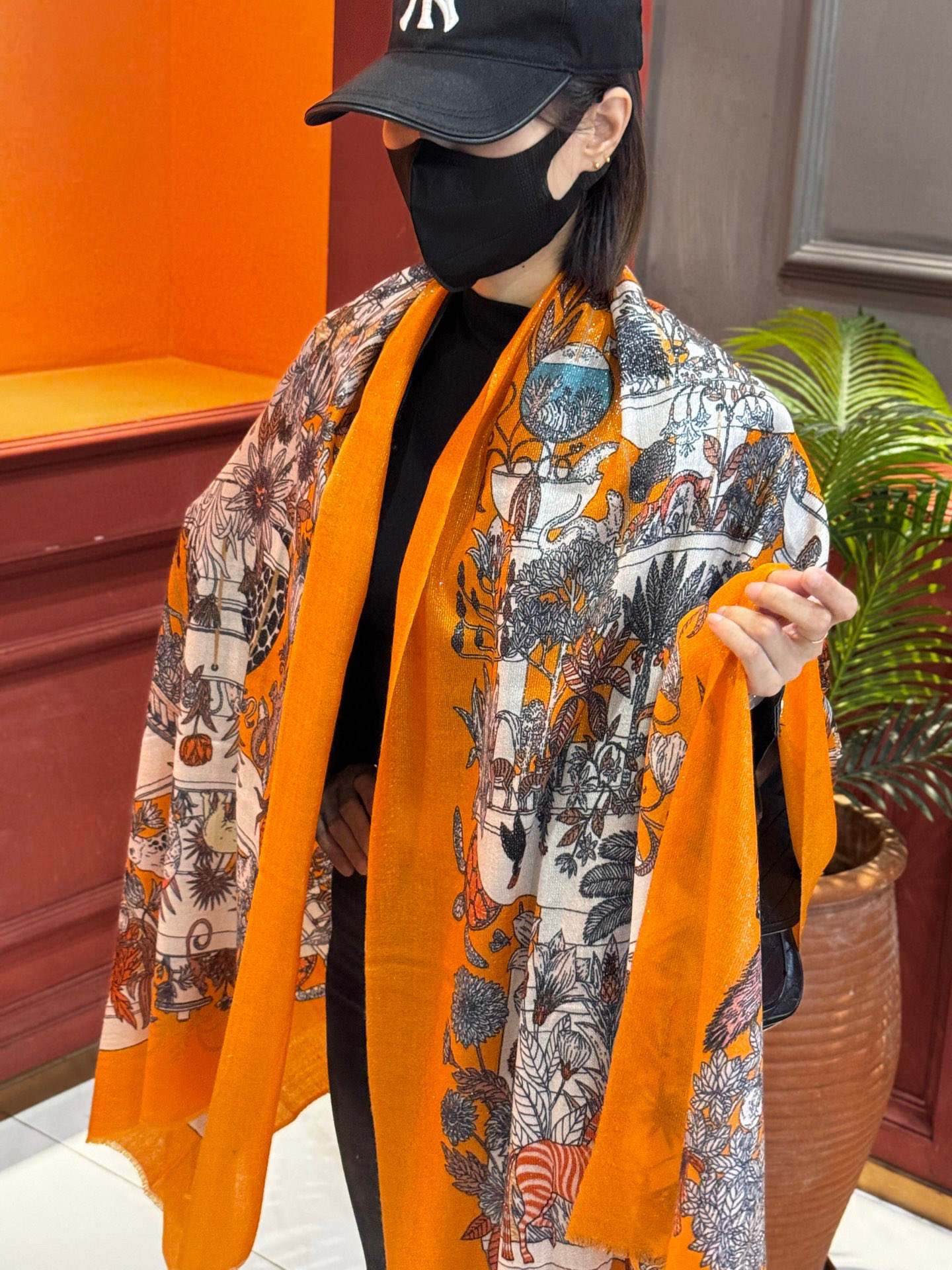 NO:532950,A scarf that will shine. If you buy a new cashmere model, it is recommended to look good. Hermes double-sided cashmere square scarf. [Qizhen Paradise] Top craftsmanship and value. Hermes counter hits three-dimensional presentation patterns and patterns. The physical grade is very high. Special craftsmanship is stunningly developed and developed. Special cutting-edge technology is loved by Bai Fumei. Whether it is the quality, style, price, they scream. Super high cost performance, it is definitely worth buying. Size 100*200 high-end scarf, high-version scarf, hermes19860909会发光发亮的围巾 羊绒新款买了都说好看推荐爱马仕双面同色羊绒方巾,【奇珍乐园】顶级工艺超值爱马仕专柜爆款立体呈现图案纹路实物档次极高特殊工艺高端研发惊艳问世特殊尖端工艺处理受到白富美的喜欢 无论是品质 款式 价格都令大牌控的她们尖叫 超高性价比 绝对值得入手尺寸100*200高版本围巾,高版本围巾,hermes,scarf