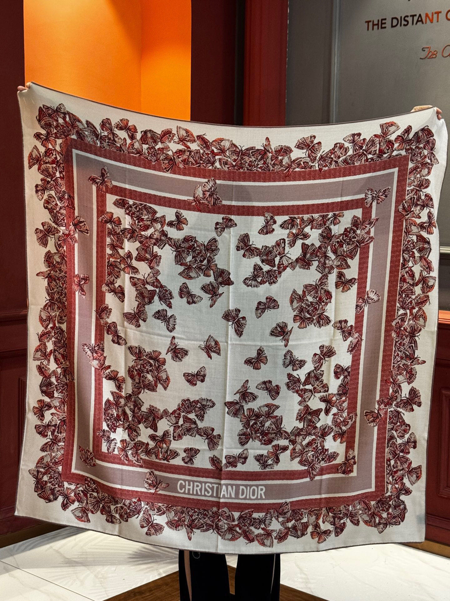 Dior 印花披肩【140顶级丝毛双面同色】Dior Camo PaPillon 图案这款披肩饰以 Di