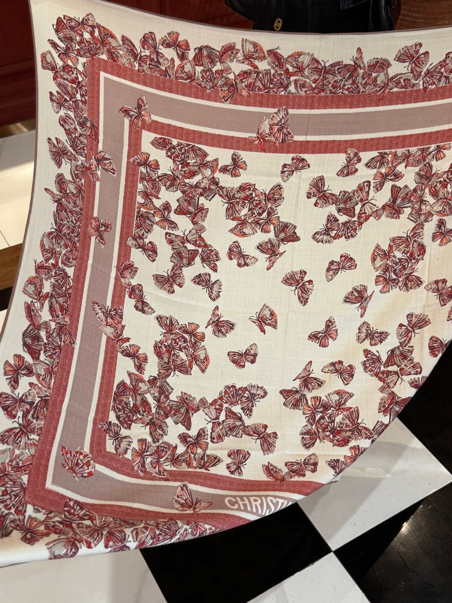 Dior 印花披肩【140顶级丝毛双面同色】Dior Camo PaPillon 图案这款披肩饰以 Di