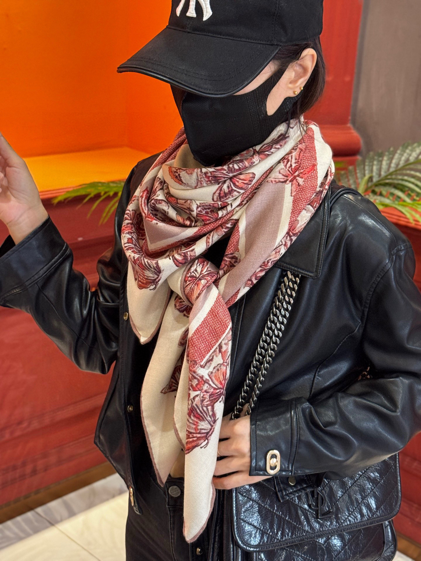 Dior 印花披肩【140顶级丝毛双面同色】Dior Camo PaPillon 图案这款披肩饰以 Di