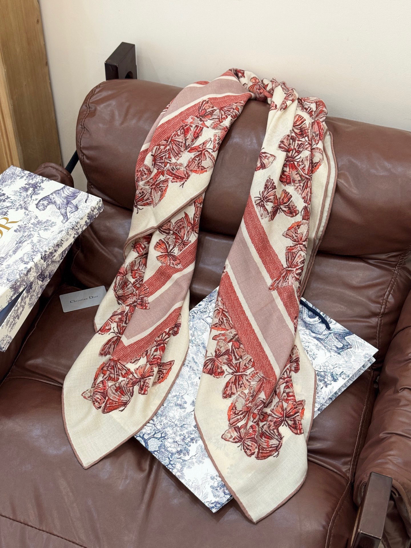 Dior 印花披肩【140顶级丝毛双面同色】Dior Camo PaPillon 图案这款披肩饰以 Di