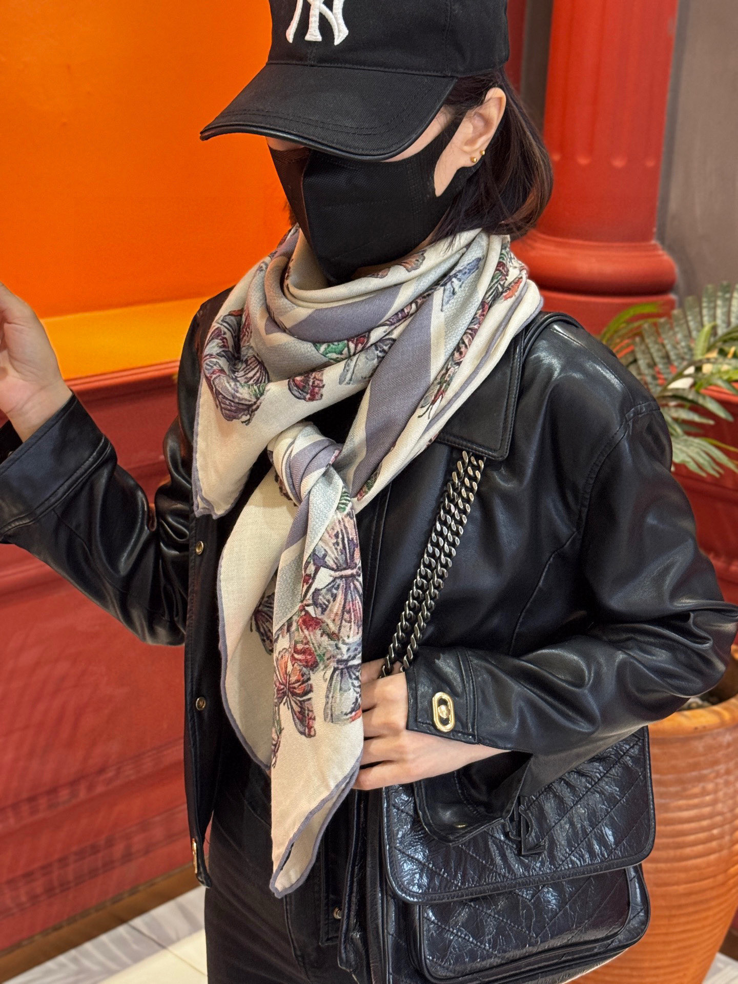 Dior 印花披肩【140顶级丝毛双面同色】Dior Camo PaPillon 图案这款披肩饰以 Di