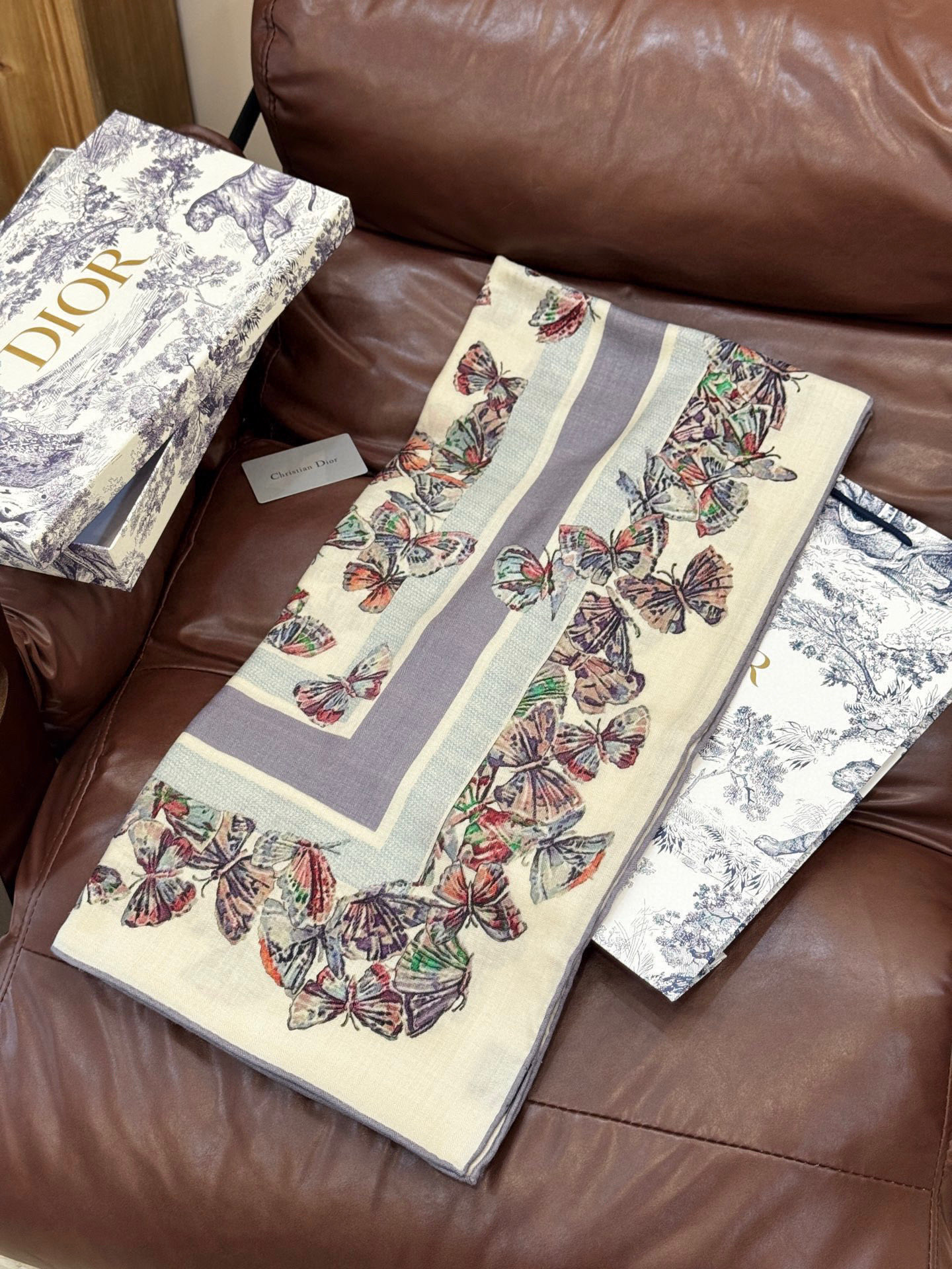 Dior 印花披肩【140顶级丝毛双面同色】Dior Camo PaPillon 图案这款披肩饰以 Di