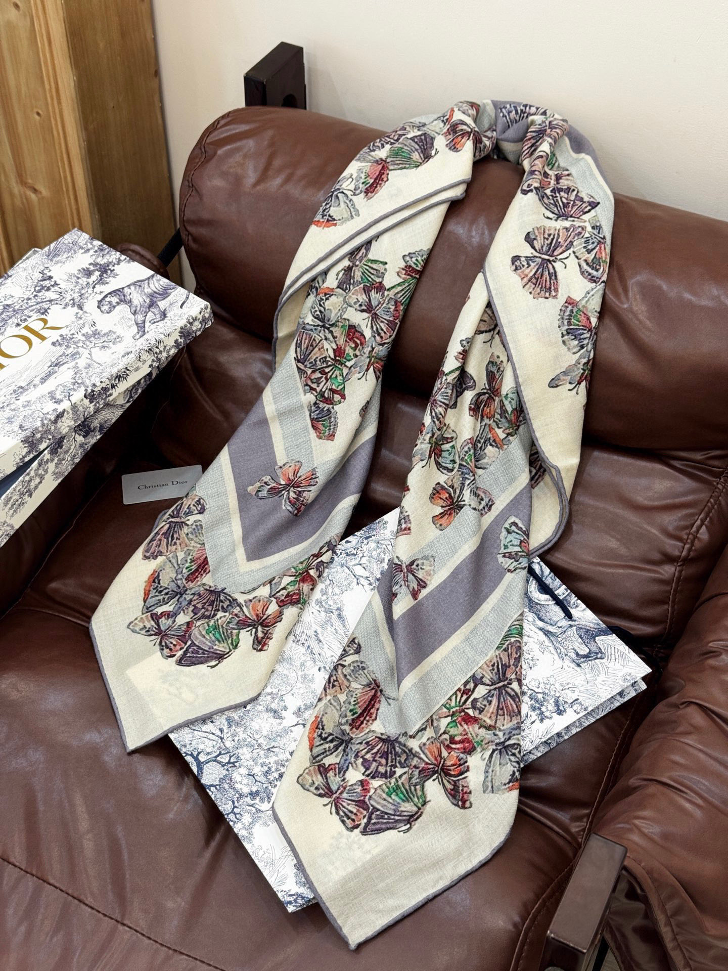 Dior 印花披肩【140顶级丝毛双面同色】Dior Camo PaPillon 图案这款披肩饰以 Di