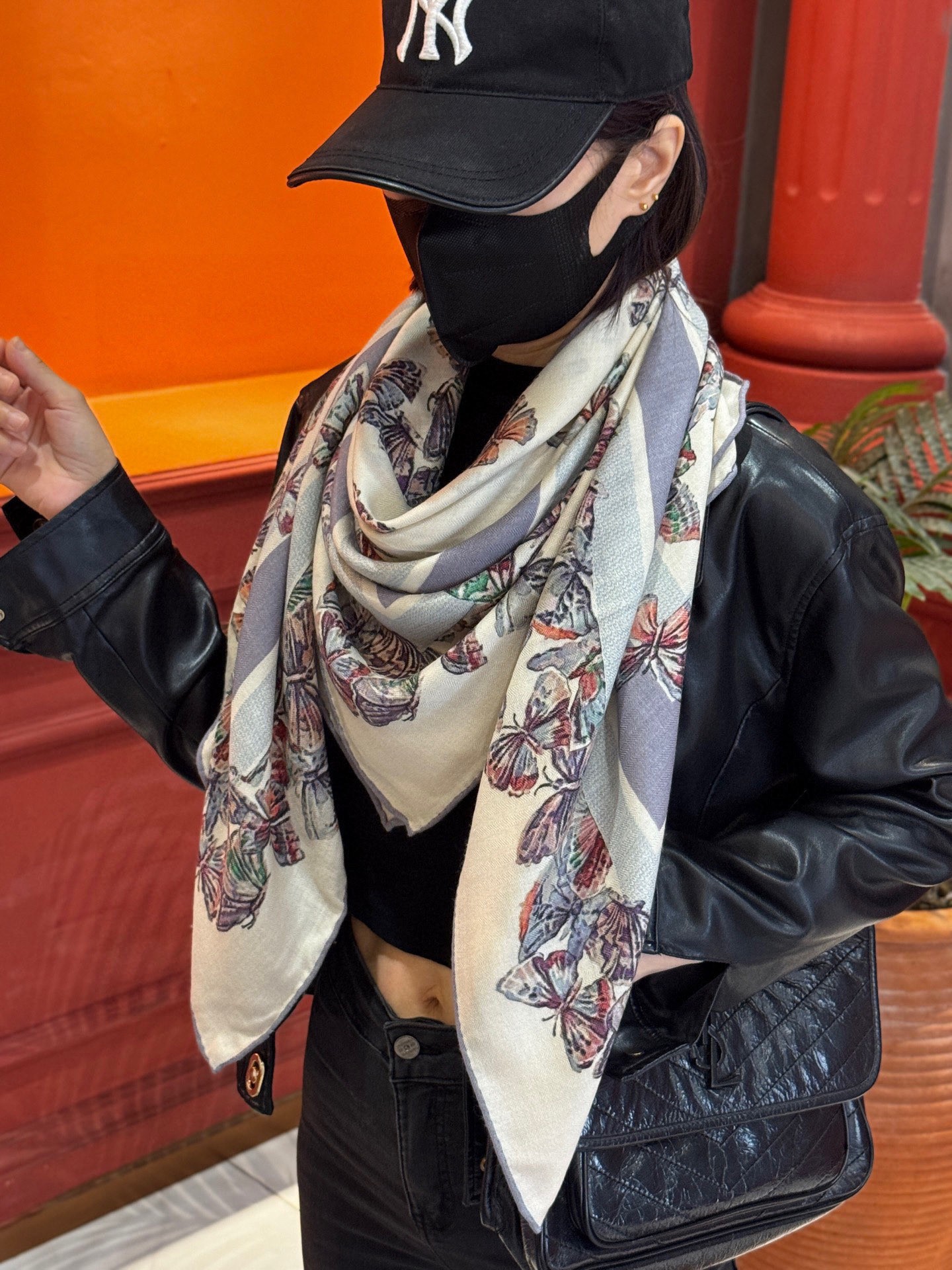 Dior 印花披肩【140顶级丝毛双面同色】Dior Camo PaPillon 图案这款披肩饰以 Di