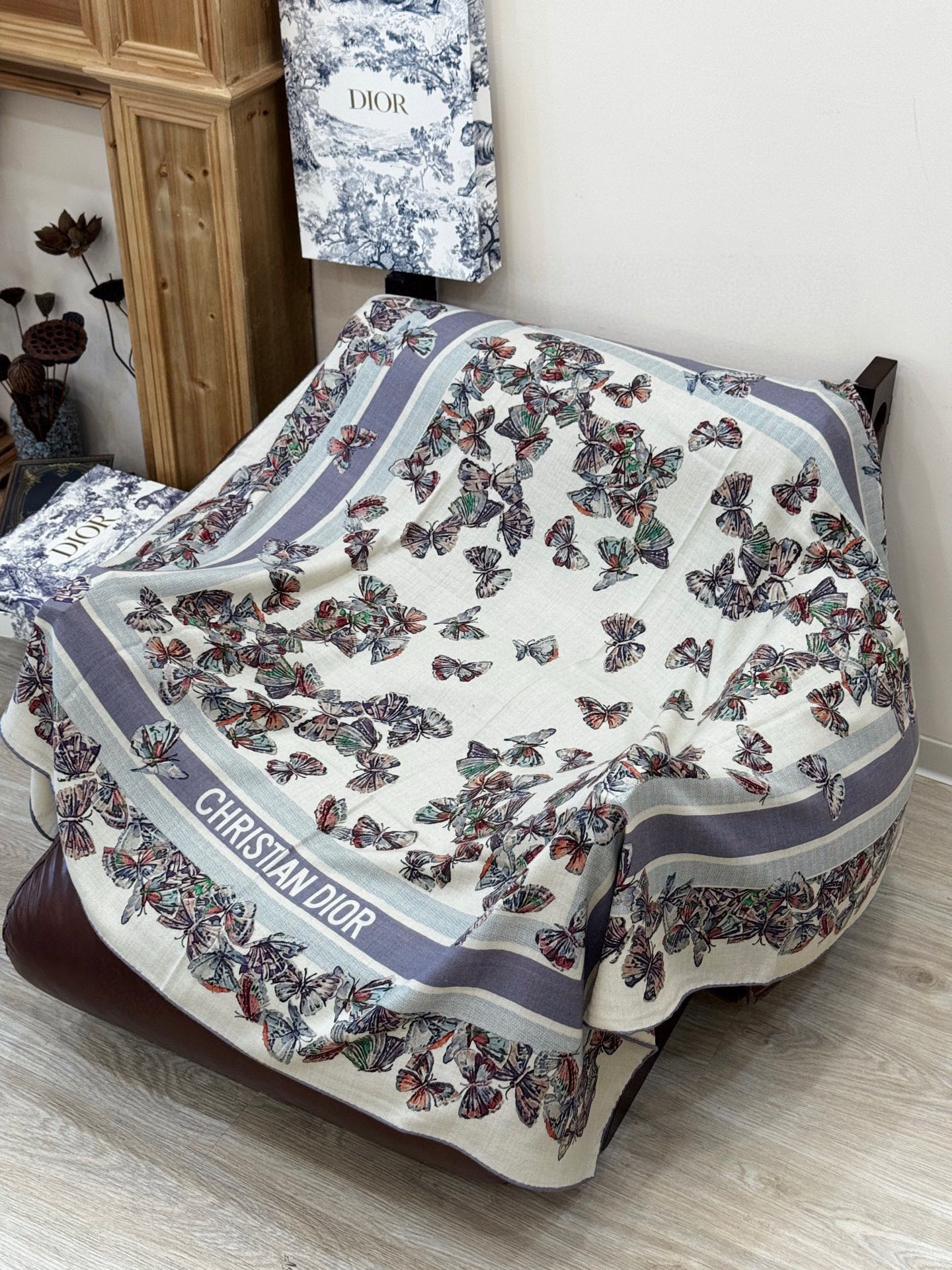 Dior 印花披肩【140顶级丝毛双面同色】Dior Camo PaPillon 图案这款披肩饰以 Di