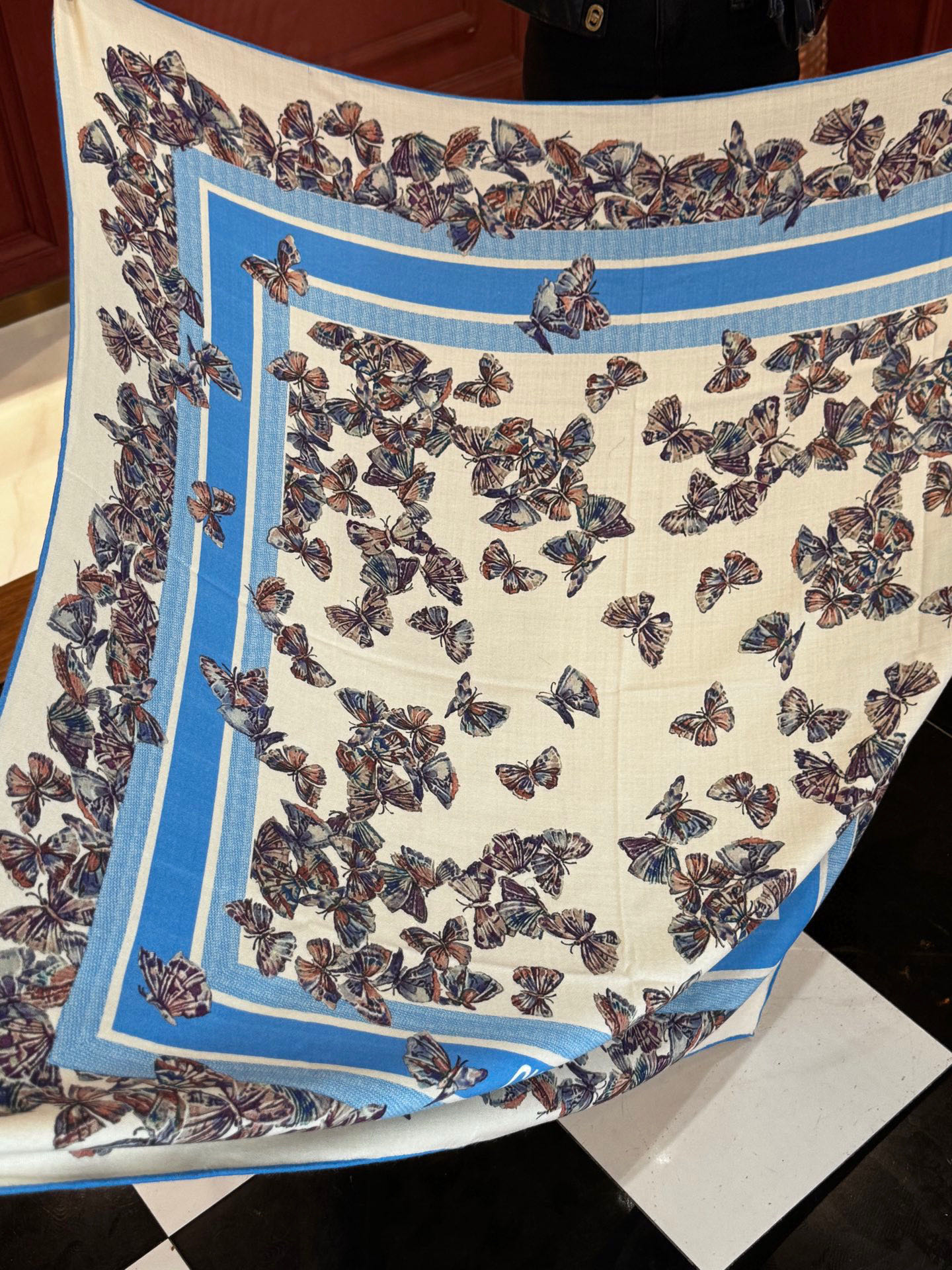 Dior 印花披肩【140顶级丝毛双面同色】Dior Camo PaPillon 图案这款披肩饰以 Di