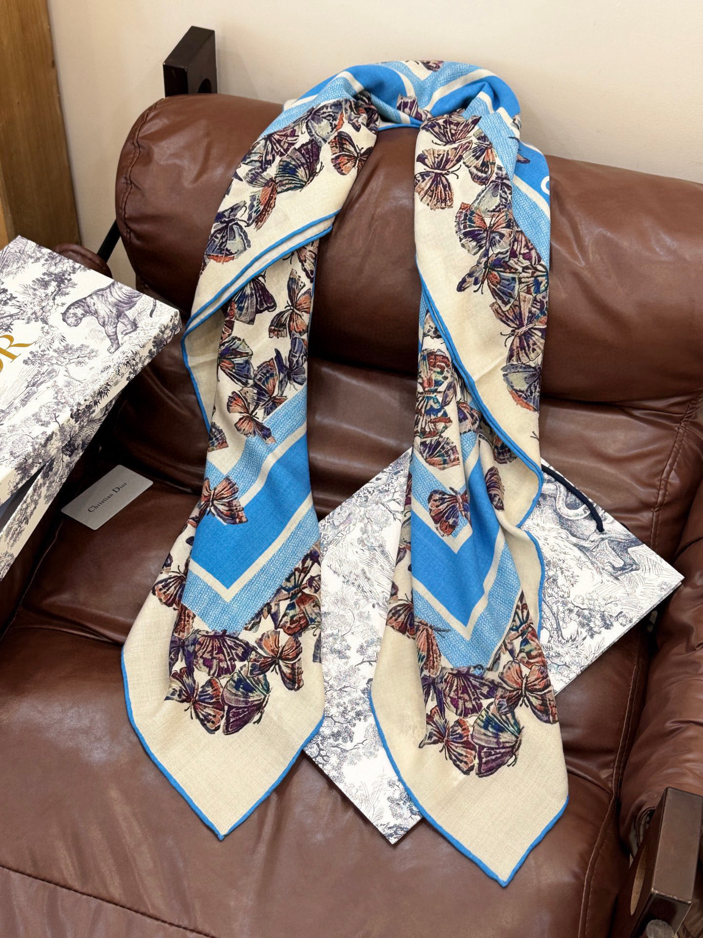 Dior 印花披肩【140顶级丝毛双面同色】Dior Camo PaPillon 图案这款披肩饰以 Di