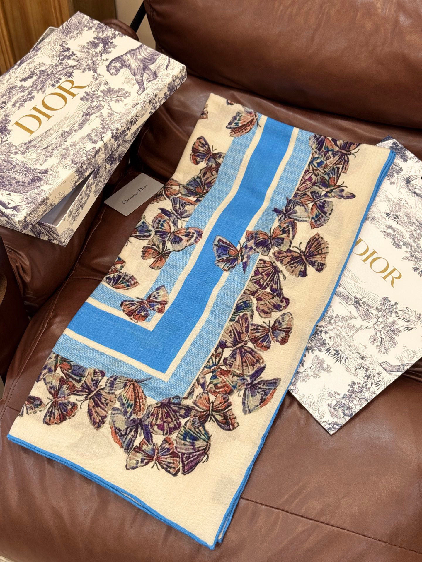 Dior 印花披肩【140顶级丝毛双面同色】Dior Camo PaPillon 图案这款披肩饰以 Di