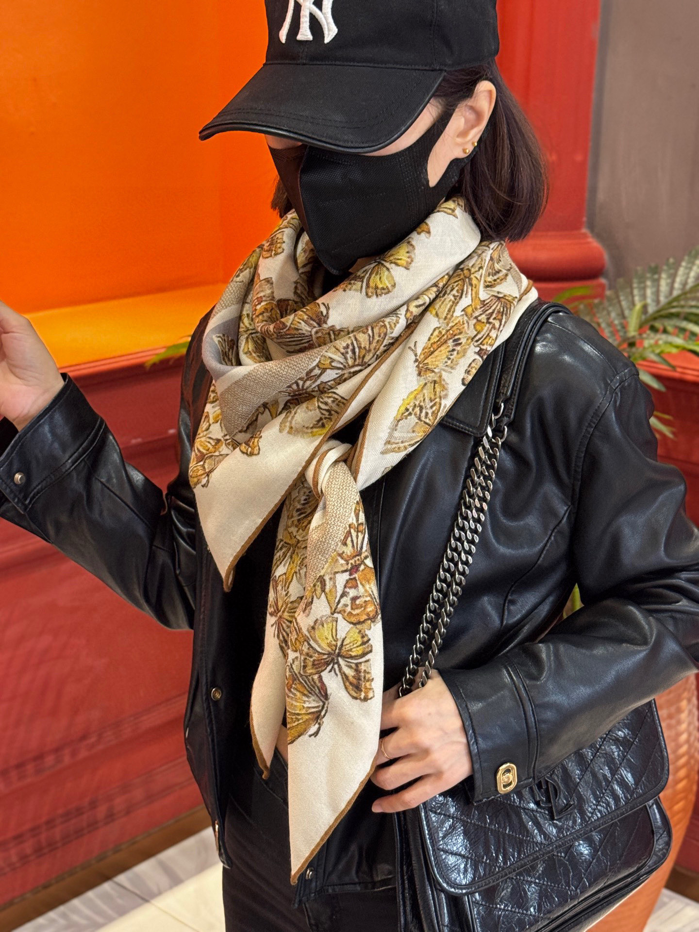 Dior 印花披肩【140顶级丝毛双面同色】Dior Camo PaPillon 图案这款披肩饰以 Di