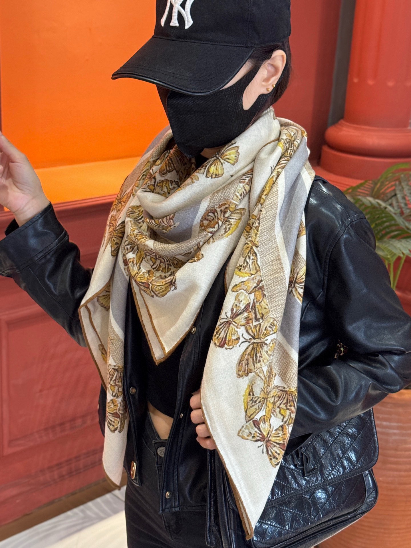 Dior 印花披肩【140顶级丝毛双面同色】Dior Camo PaPillon 图案这款披肩饰以 Di