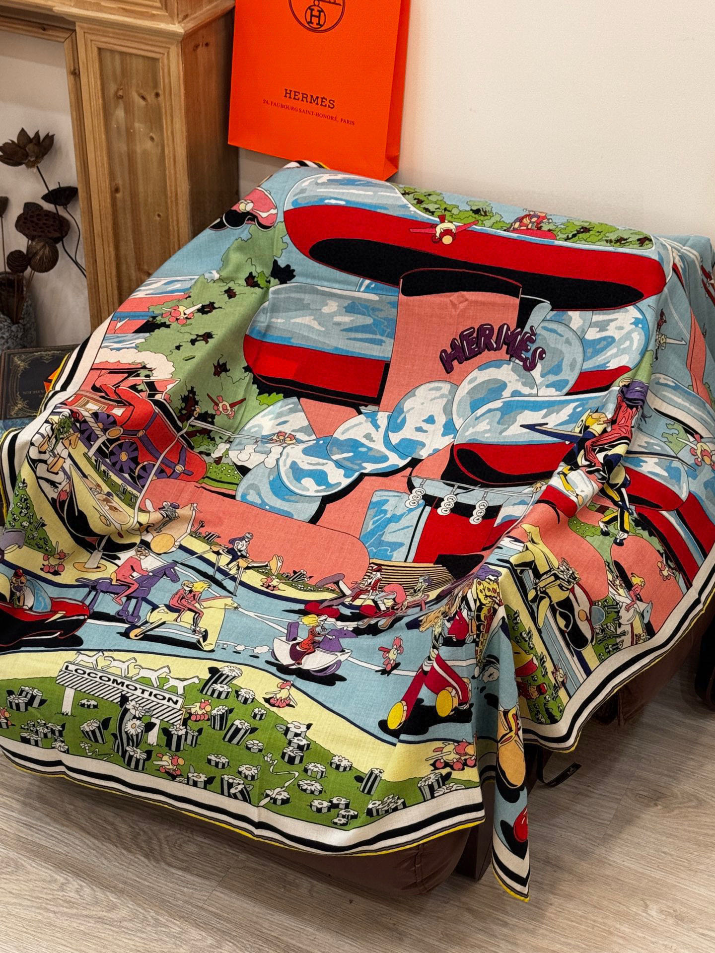 H，目前最热门的 “超现实爱马仕枢纽” 风靡全宇宙，听名字就充斥着未来空间♥️艺术品一样的存在，会绝版的