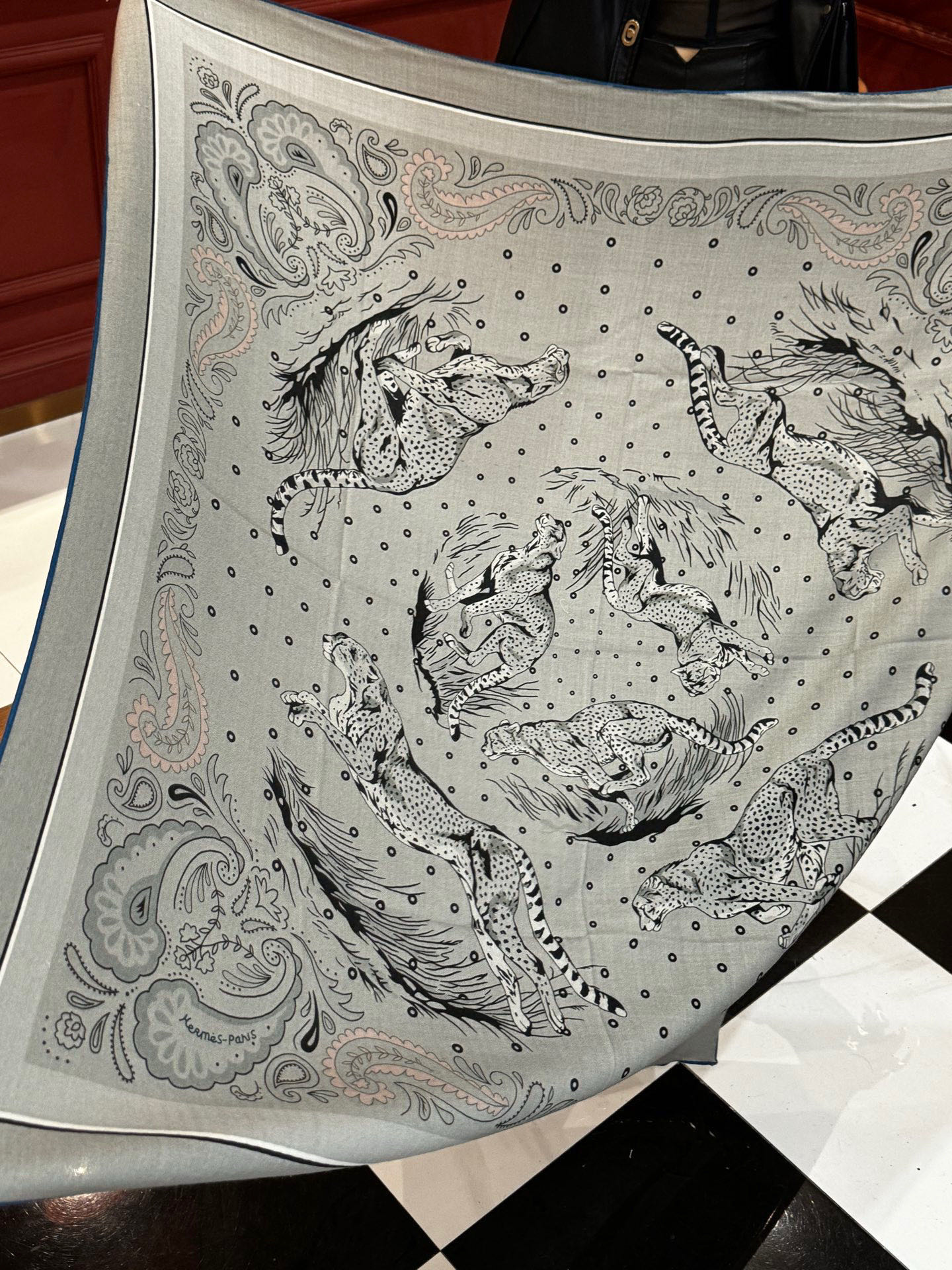 H珍藏版[丛林之爱]大方巾，双面同色 独一无二的品质！这款大方巾巾采用山羊绒和真丝混纺面料制成，柔软轻盈