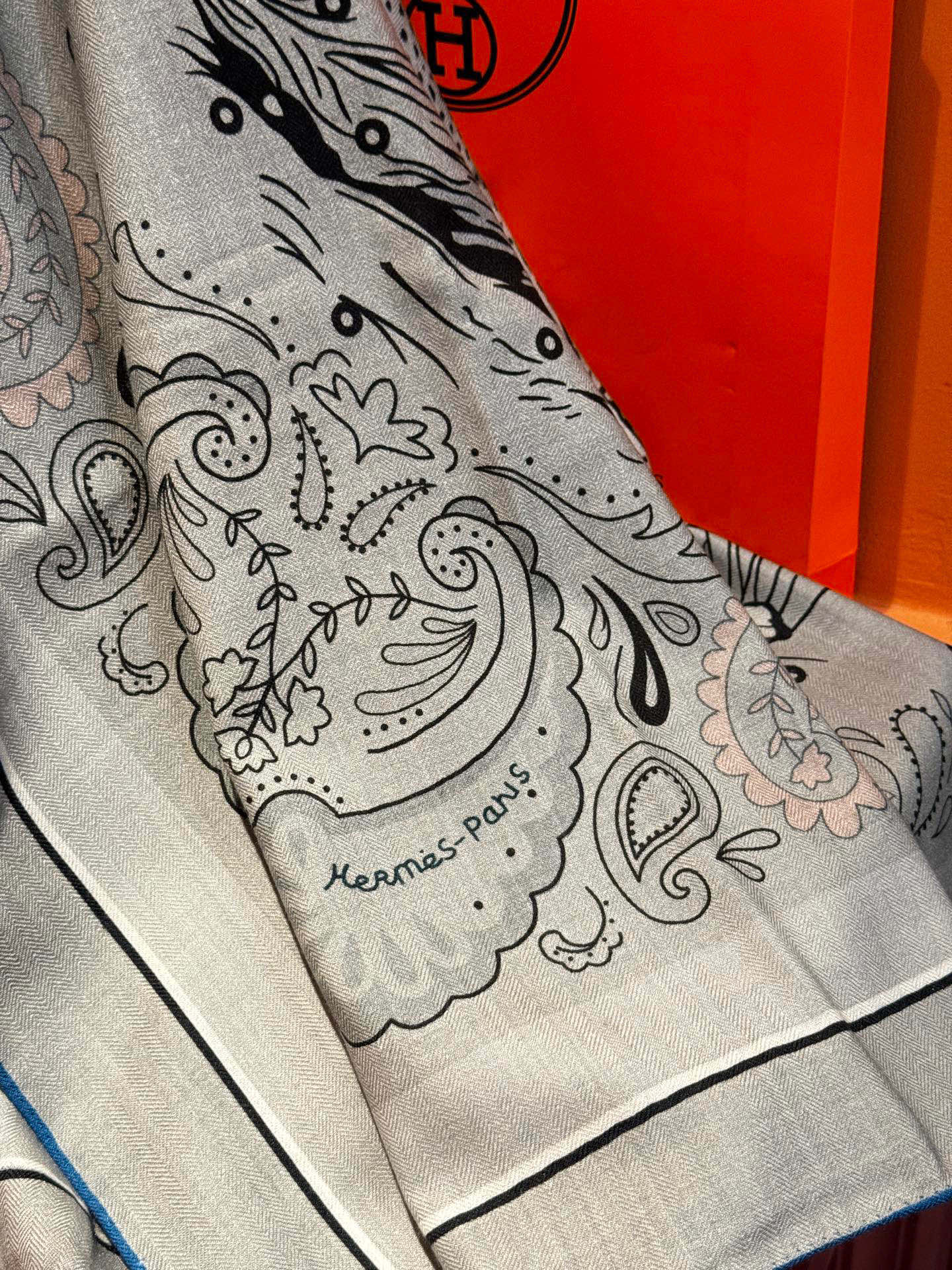 H珍藏版[丛林之爱]大方巾，双面同色 独一无二的品质！这款大方巾巾采用山羊绒和真丝混纺面料制成，柔软轻盈