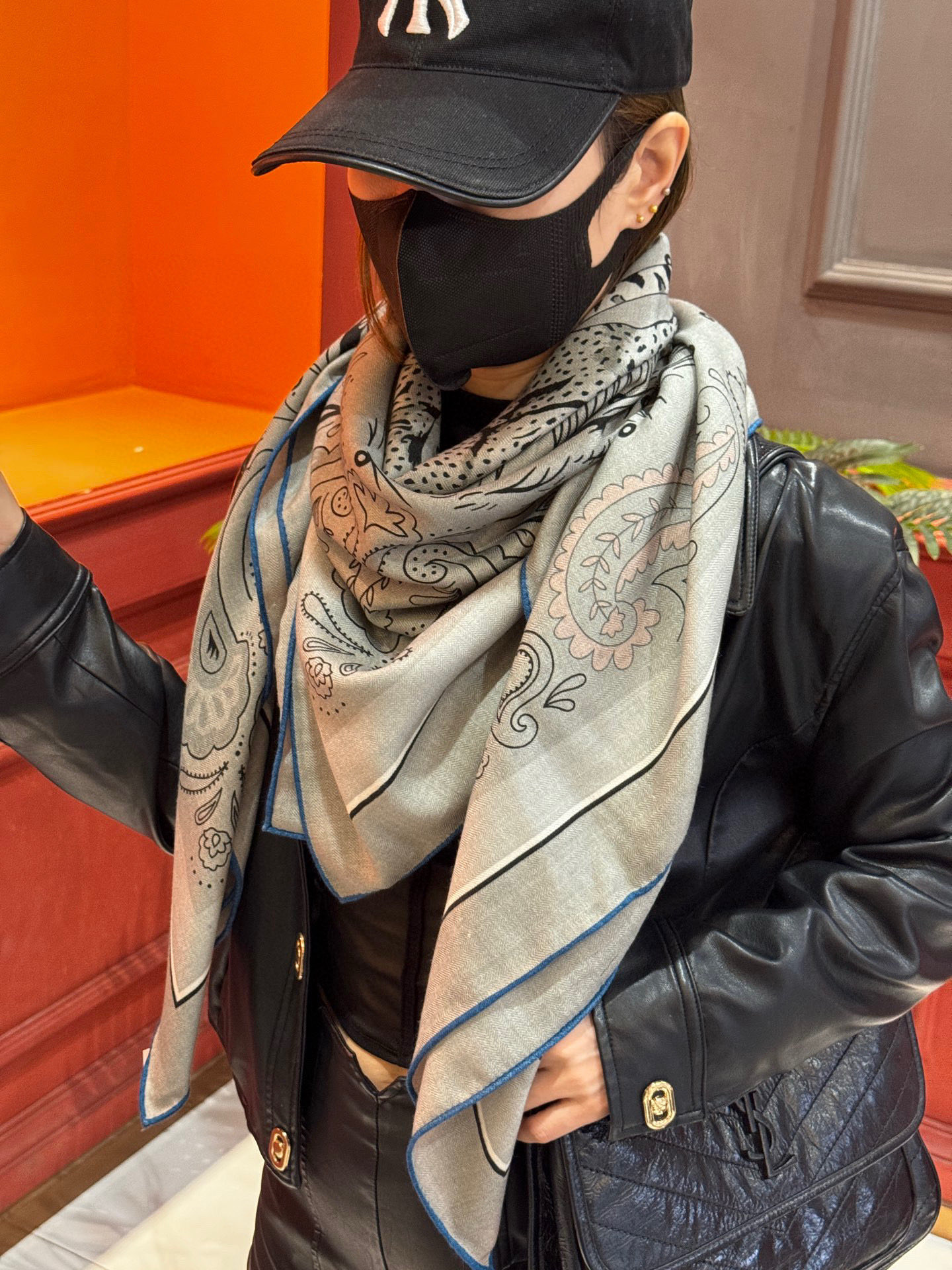 H珍藏版[丛林之爱]大方巾，双面同色 独一无二的品质！这款大方巾巾采用山羊绒和真丝混纺面料制成，柔软轻盈