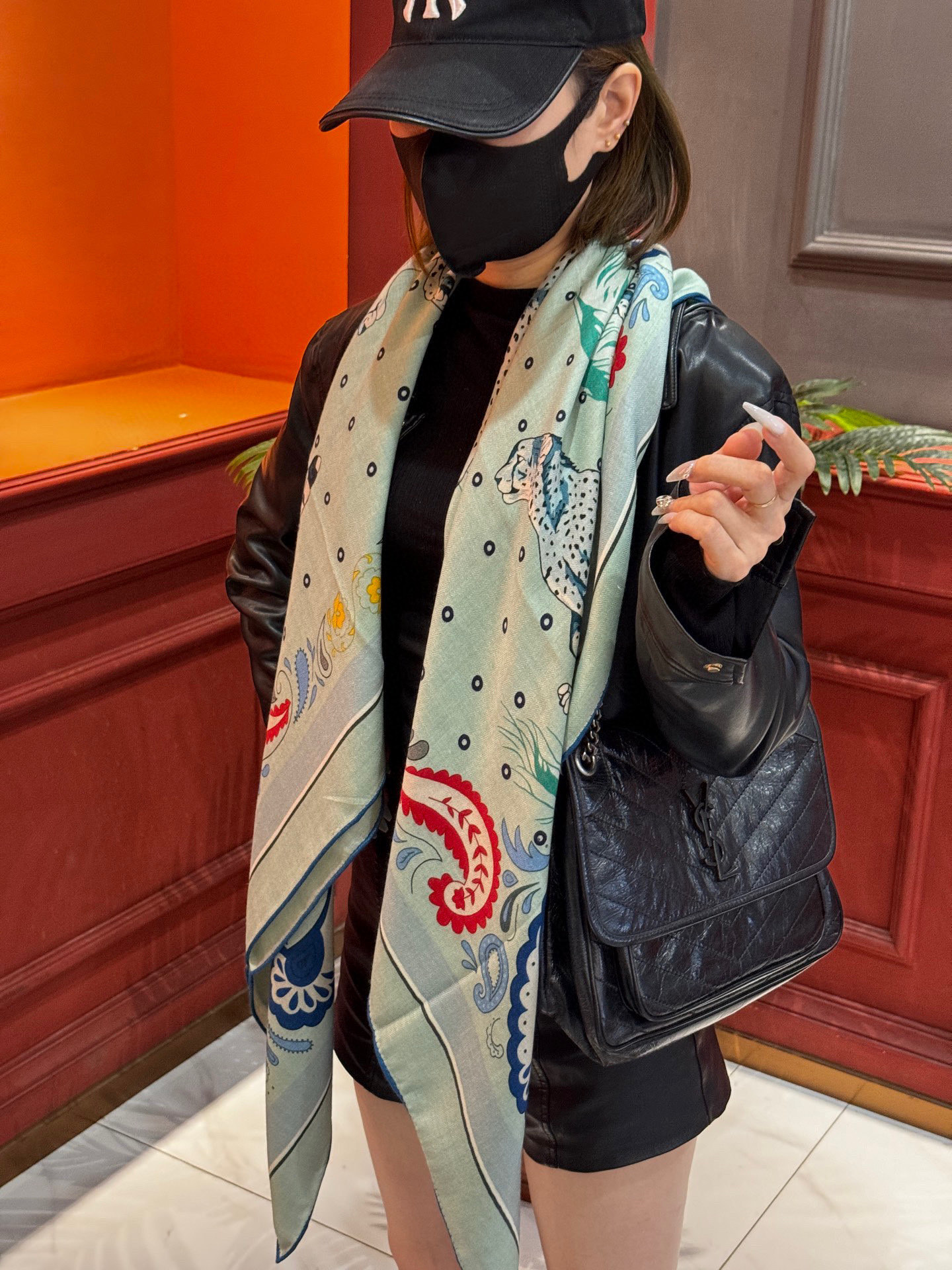 H珍藏版[丛林之爱]大方巾，双面同色 独一无二的品质！这款大方巾巾采用山羊绒和真丝混纺面料制成，柔软轻盈