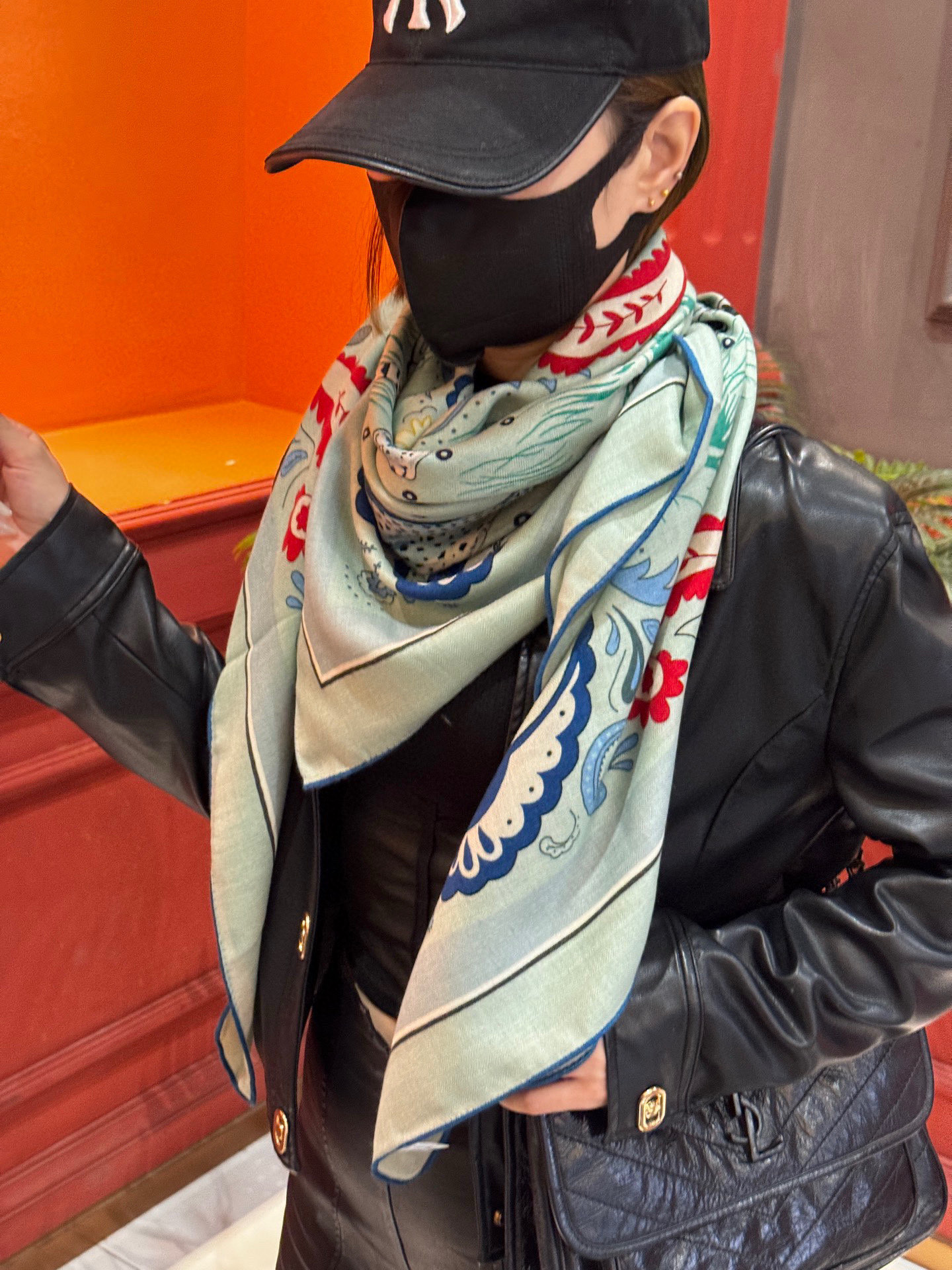 H珍藏版[丛林之爱]大方巾，双面同色 独一无二的品质！这款大方巾巾采用山羊绒和真丝混纺面料制成，柔软轻盈