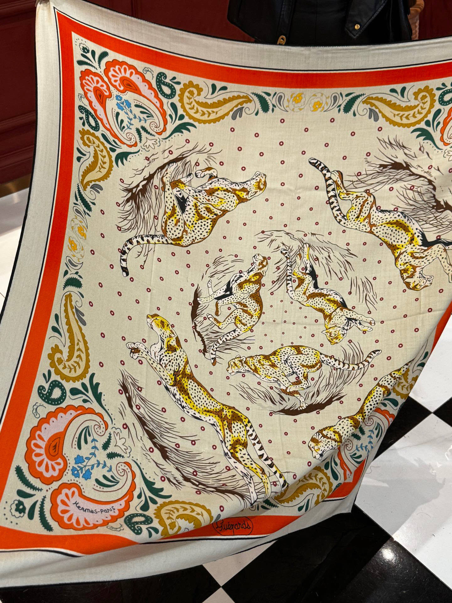 H珍藏版[丛林之爱]大方巾，双面同色 独一无二的品质！这款大方巾巾采用山羊绒和真丝混纺面料制成，柔软轻盈