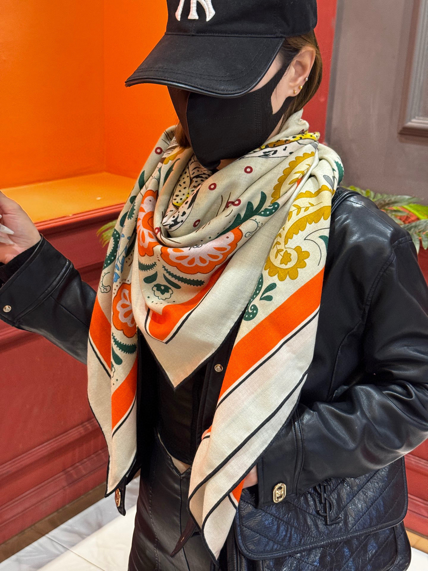 H珍藏版[丛林之爱]大方巾，双面同色 独一无二的品质！这款大方巾巾采用山羊绒和真丝混纺面料制成，柔软轻盈