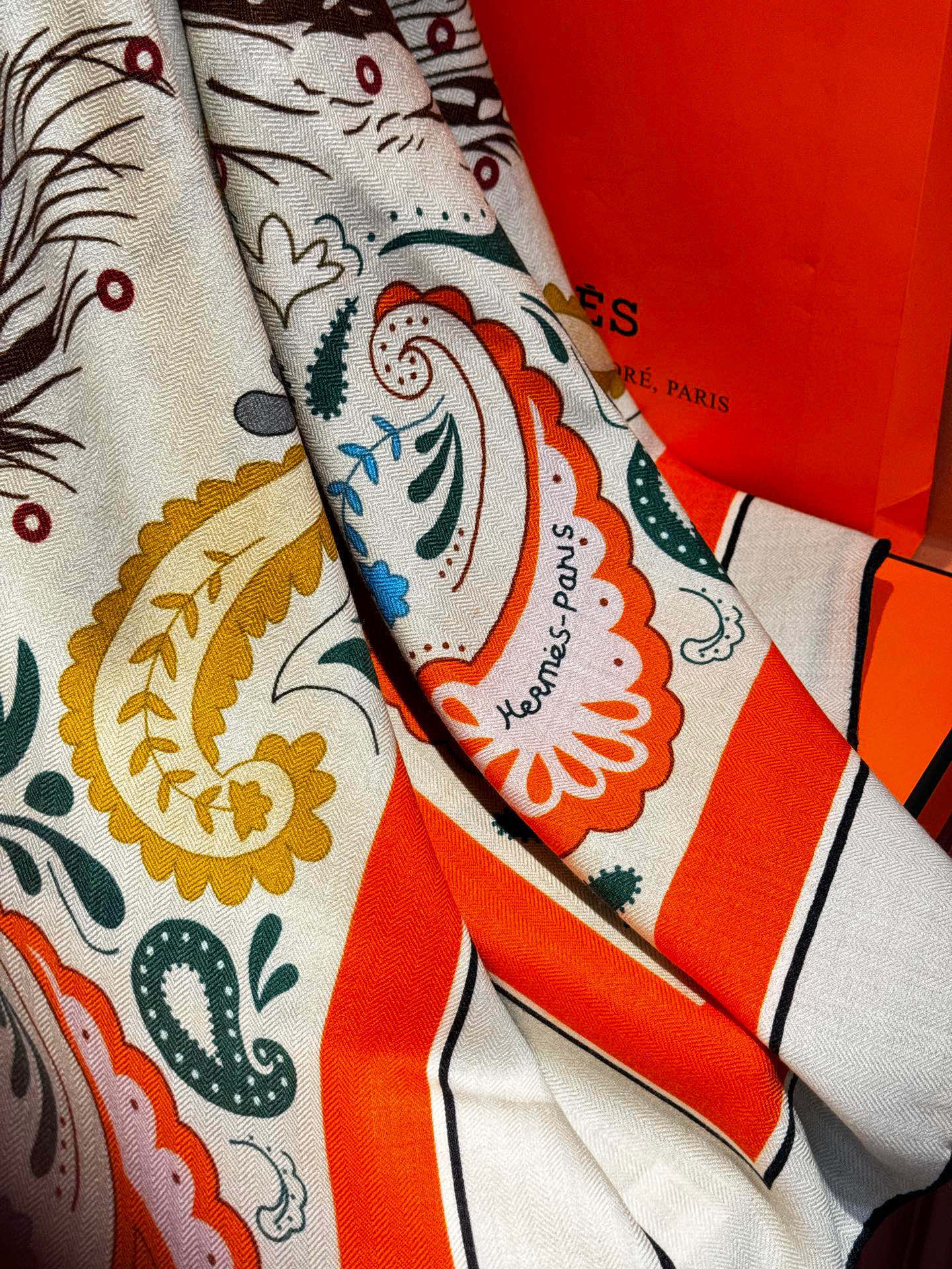 H珍藏版[丛林之爱]大方巾，双面同色 独一无二的品质！这款大方巾巾采用山羊绒和真丝混纺面料制成，柔软轻盈