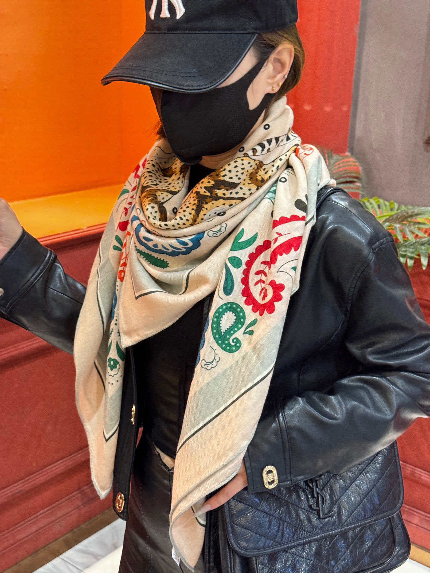 H珍藏版[丛林之爱]大方巾，双面同色 独一无二的品质！这款大方巾巾采用山羊绒和真丝混纺面料制成，柔软轻盈