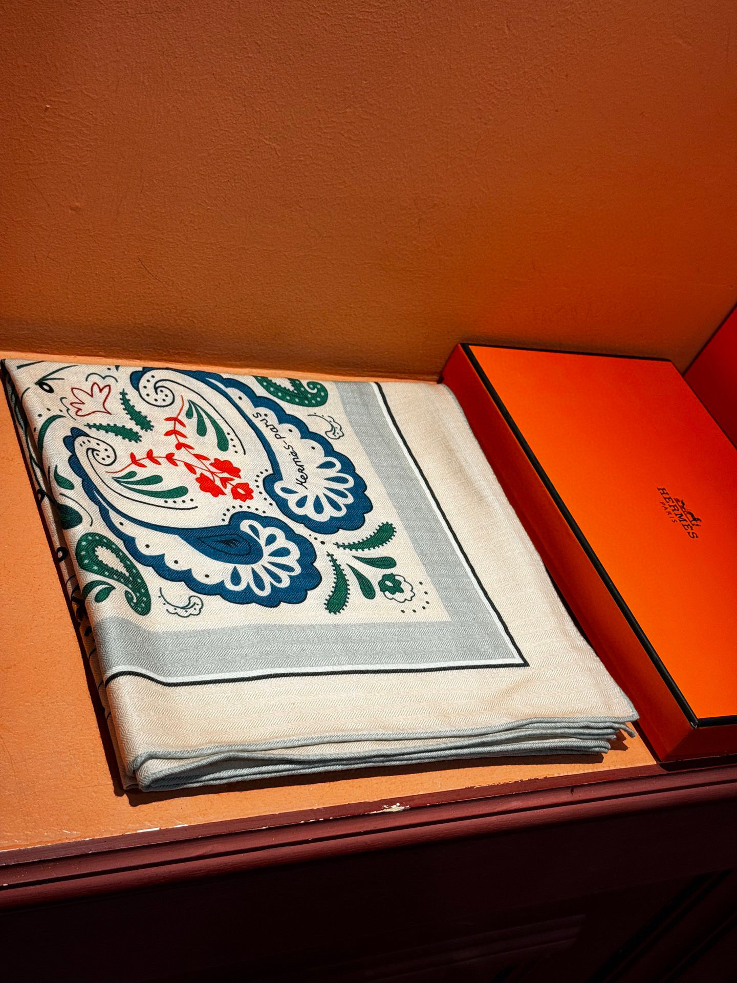 H珍藏版[丛林之爱]大方巾，双面同色 独一无二的品质！这款大方巾巾采用山羊绒和真丝混纺面料制成，柔软轻盈