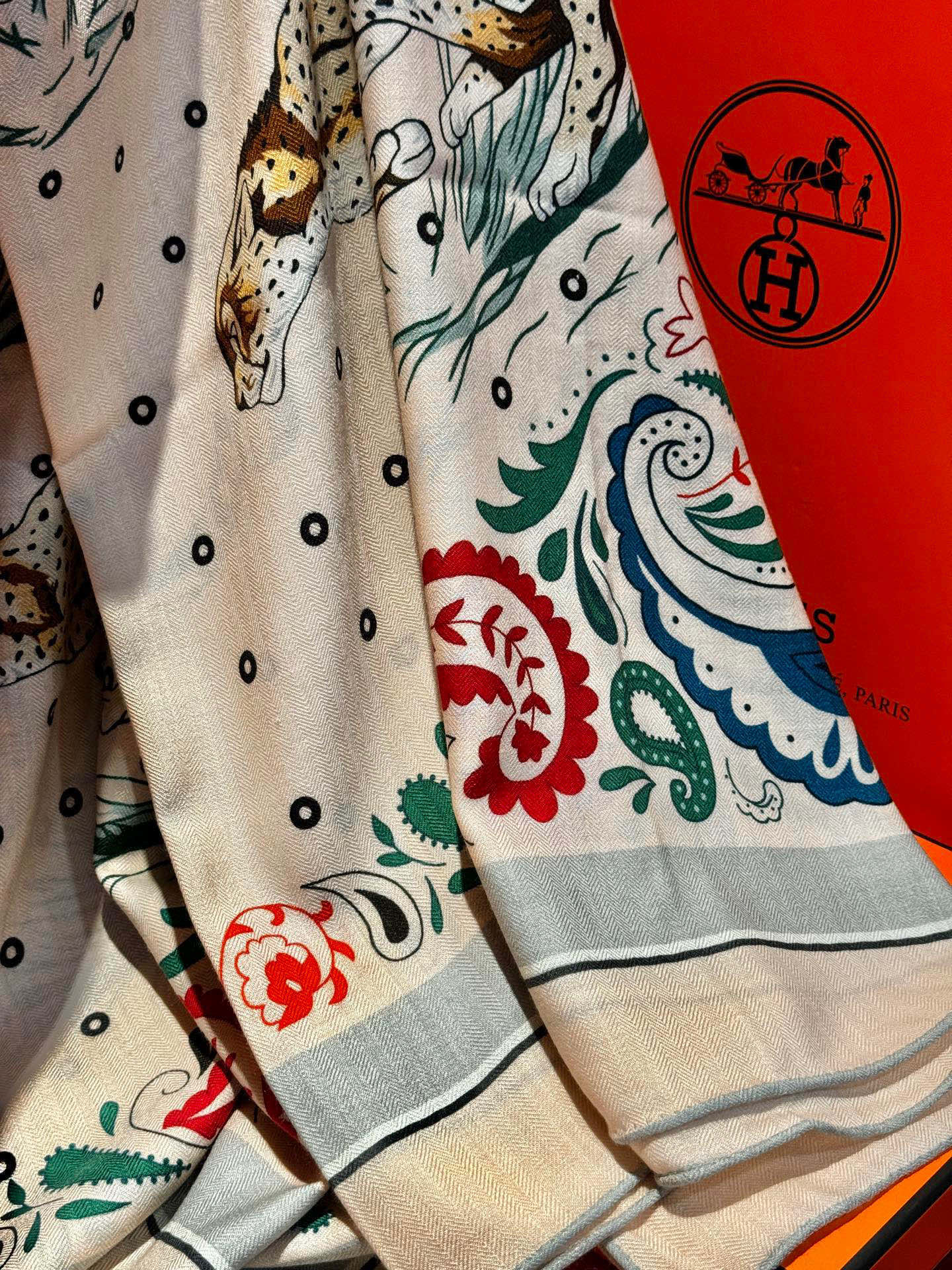 H珍藏版[丛林之爱]大方巾，双面同色 独一无二的品质！这款大方巾巾采用山羊绒和真丝混纺面料制成，柔软轻盈