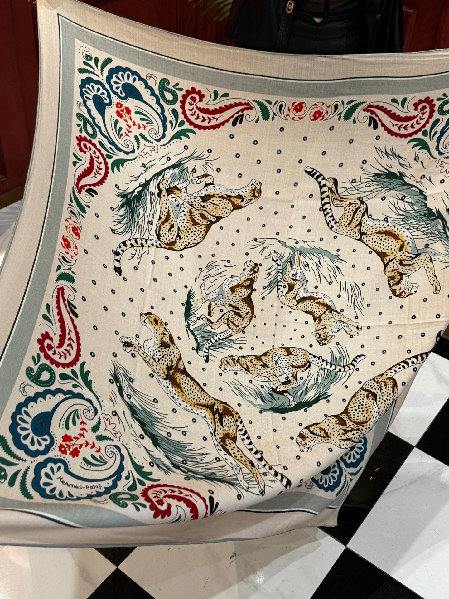 H珍藏版[丛林之爱]大方巾，双面同色 独一无二的品质！这款大方巾巾采用山羊绒和真丝混纺面料制成，柔软轻盈