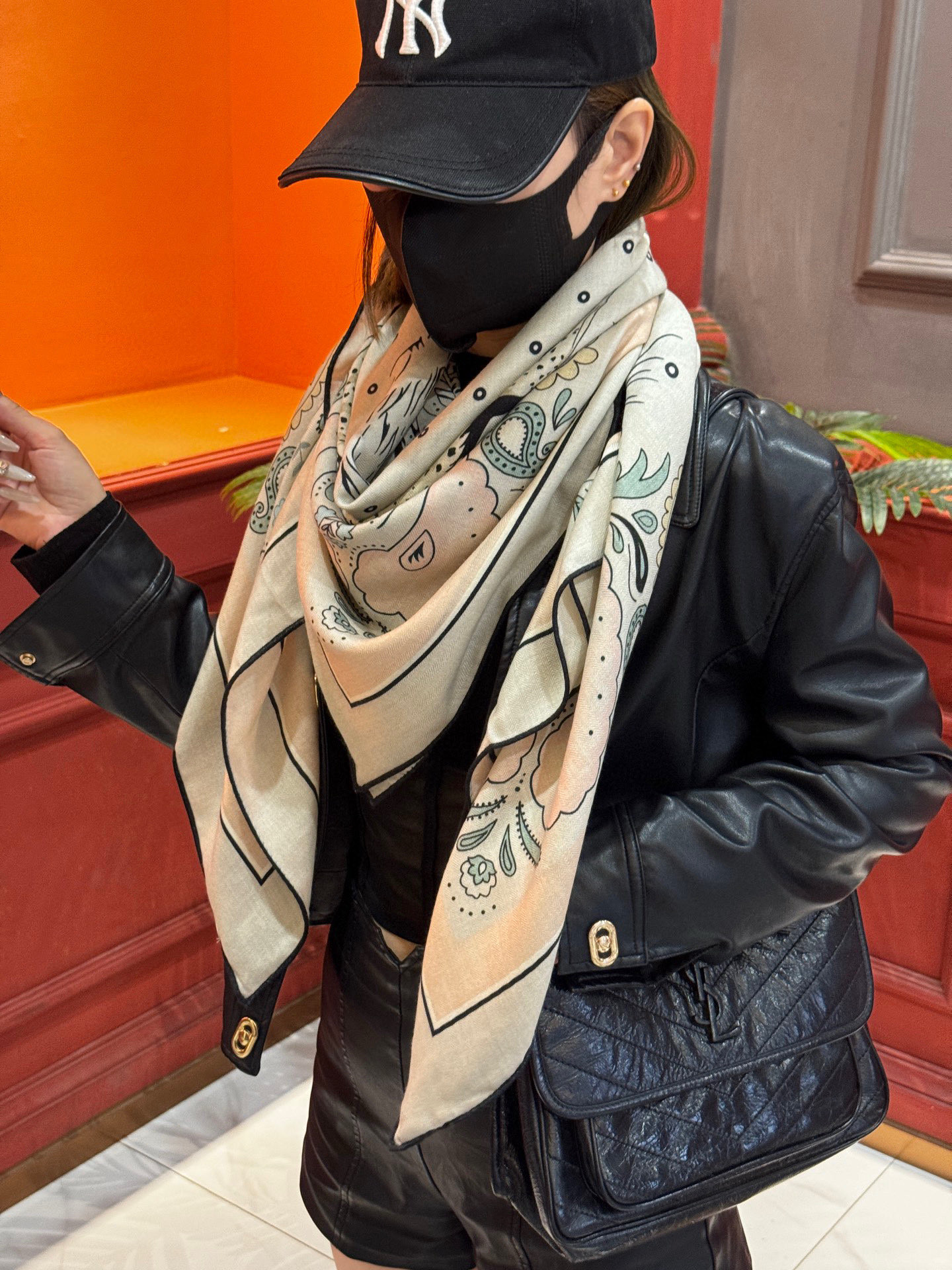 H珍藏版[丛林之爱]大方巾，双面同色 独一无二的品质！这款大方巾巾采用山羊绒和真丝混纺面料制成，柔软轻盈