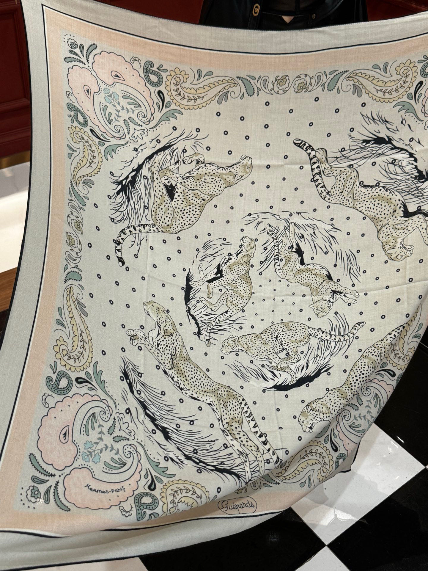 H珍藏版[丛林之爱]大方巾，双面同色 独一无二的品质！这款大方巾巾采用山羊绒和真丝混纺面料制成，柔软轻盈