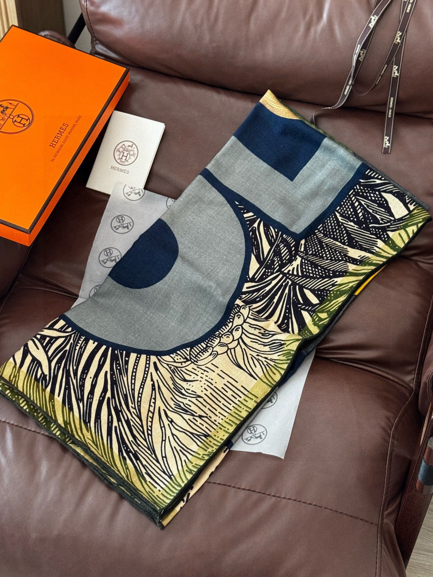 H，目前最热门的 “超现实爱马仕枢纽” 风靡全宇宙，听名字就充斥着未来空间♥️艺术品一样的存在，会绝版的