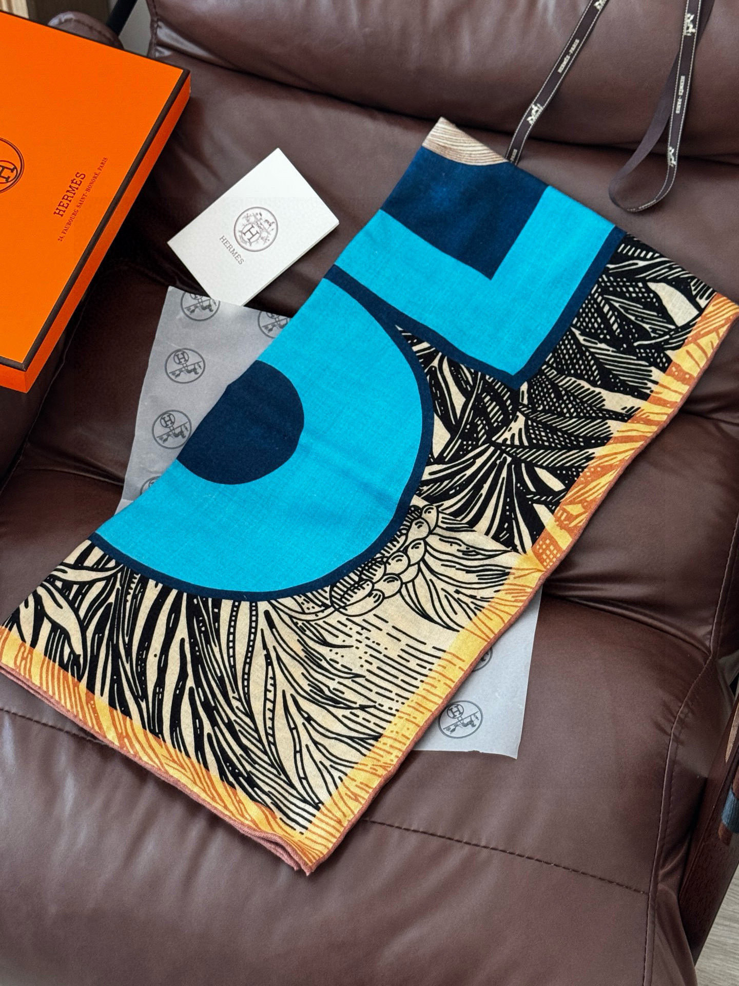 H，目前最热门的 “超现实爱马仕枢纽” 风靡全宇宙，听名字就充斥着未来空间♥️艺术品一样的存在，会绝版的