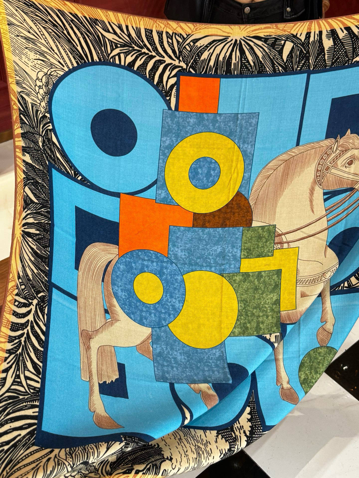 H，目前最热门的 “超现实爱马仕枢纽” 风靡全宇宙，听名字就充斥着未来空间♥️艺术品一样的存在，会绝版的