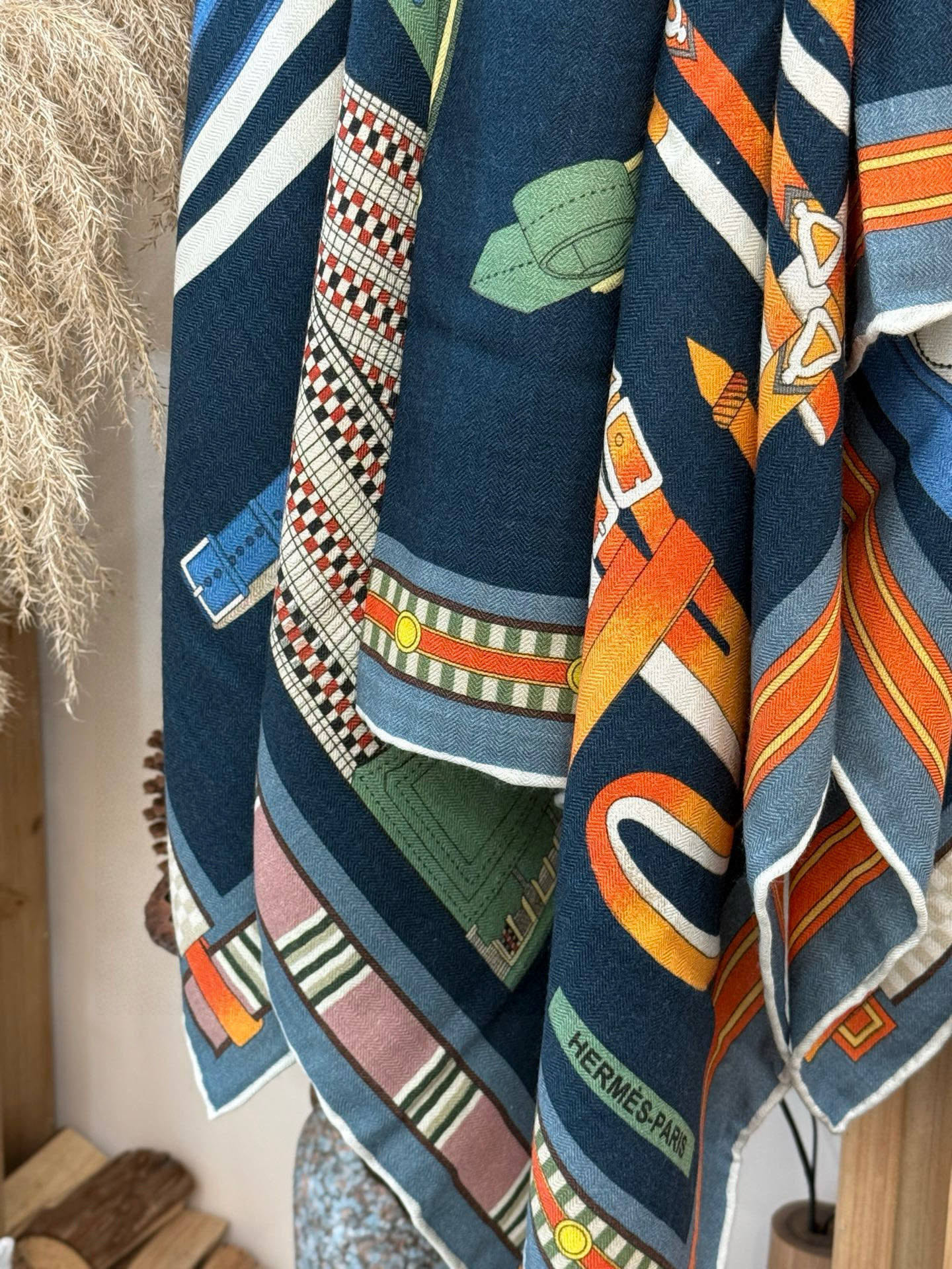 双面同色140cm丝绒方巾💕 《马术密匙》，十九世纪的商品图录汇集了手工匠们的系列产品，或许其中潜藏着某