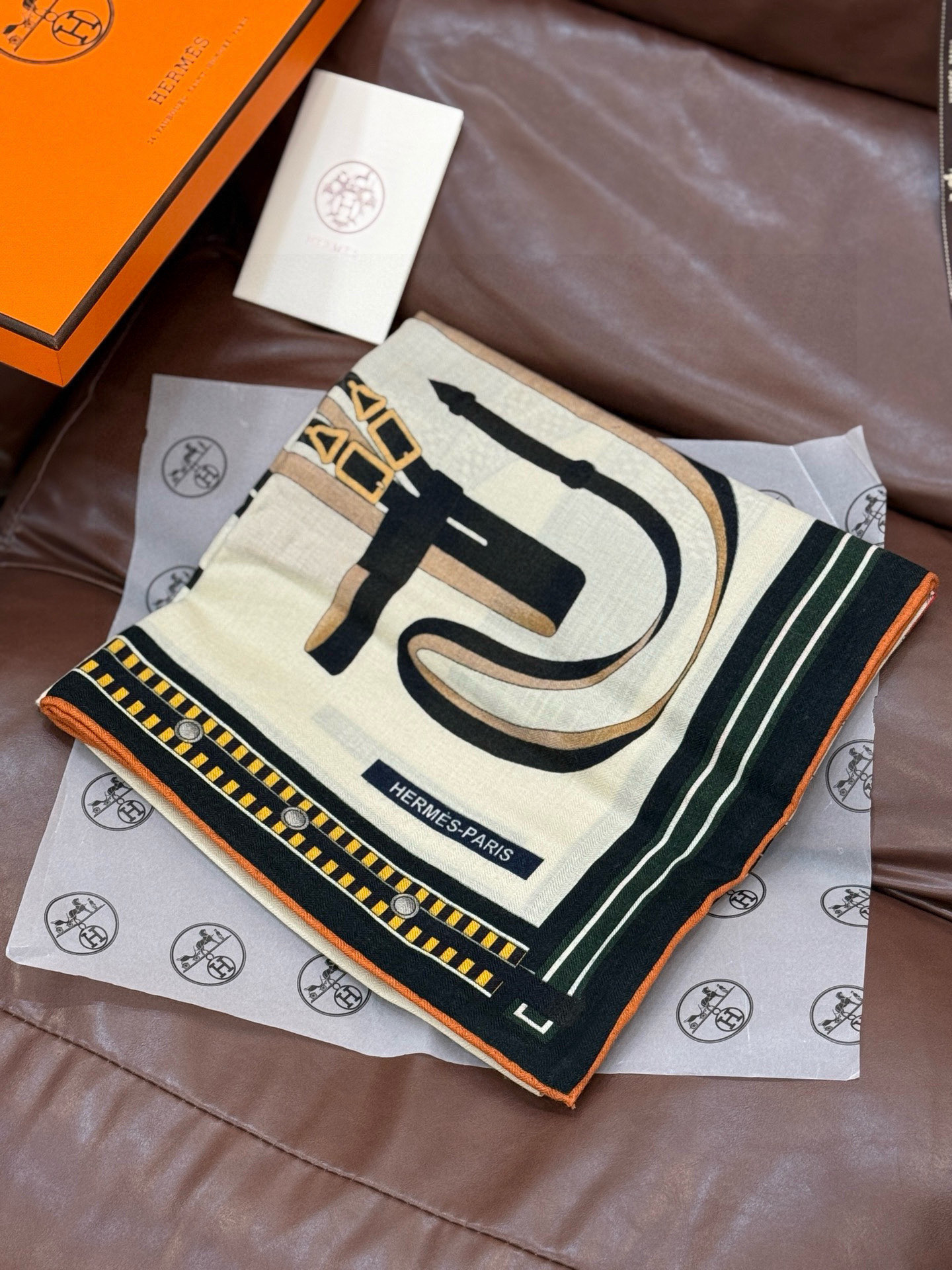 双面同色140cm丝绒方巾💕 《马术密匙》，十九世纪的商品图录汇集了手工匠们的系列产品，或许其中潜藏着某